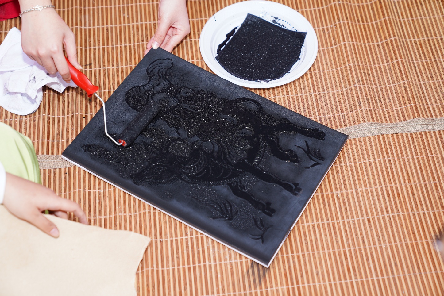 Ảnh có chứa người, sàn, trang phục, trong nhà

Nội dung do AI tạo ra có thể không chính xác.