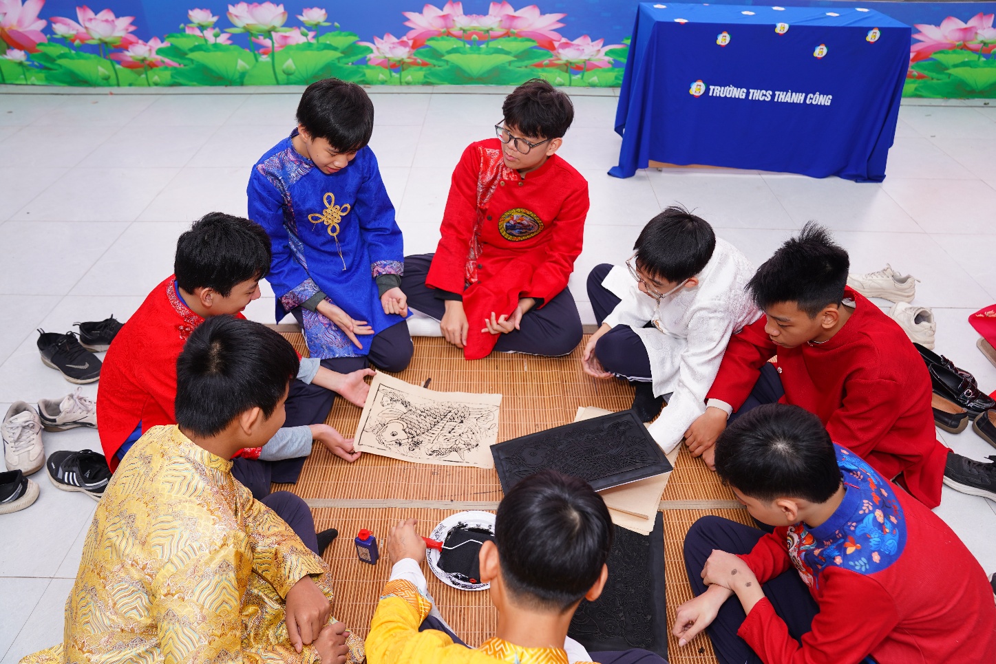 Ảnh có chứa trang phục, người, cậu bé, nhóm

Nội dung do AI tạo ra có thể không chính xác.