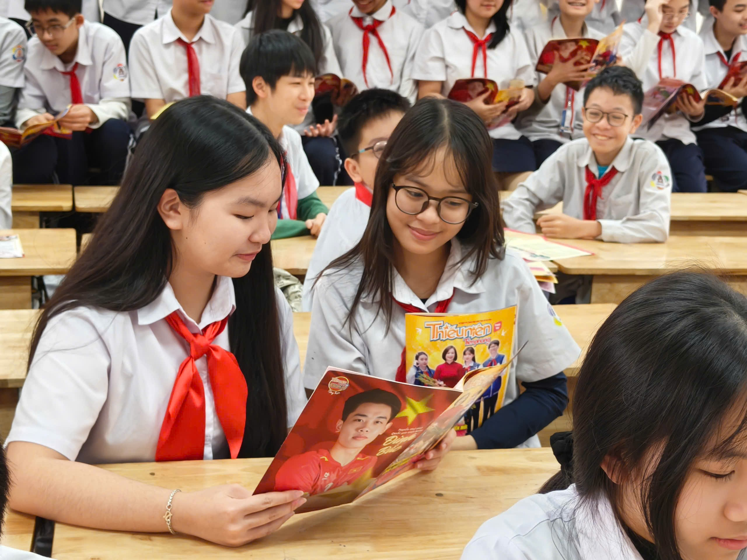 Ảnh có chứa trang phục, người, Mặt người, cô gái

Nội dung do AI tạo ra có thể không chính xác.