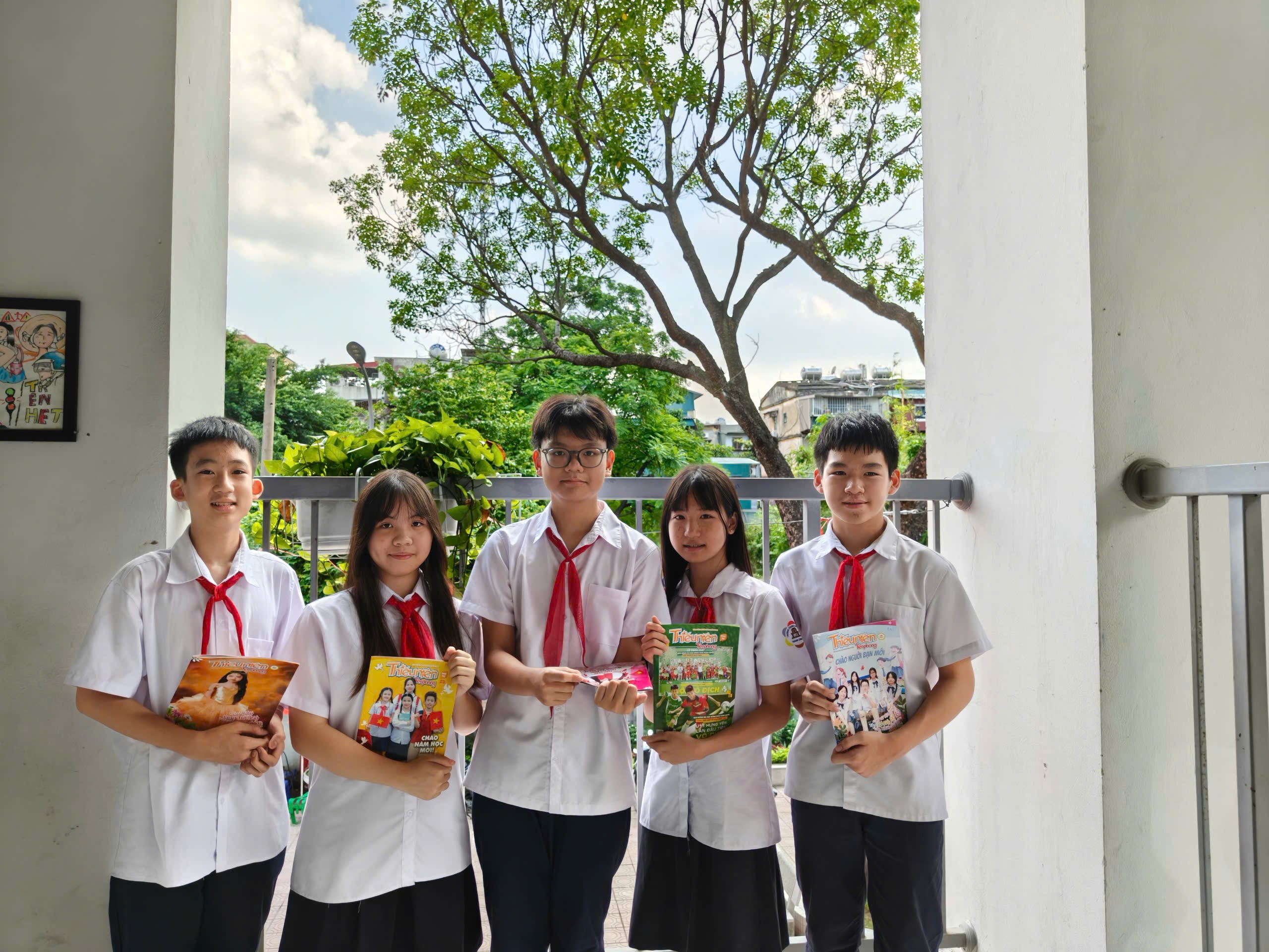 Ảnh có chứa trang phục, người, cười, ngoài trời

Nội dung do AI tạo ra có thể không chính xác.