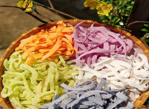 Mứt Tết truyền thống - món ăn chưa bao giờ lỗi thời, đến cả giới trẻ cũng  tự tay làm để nhâm nhi trong năm mới