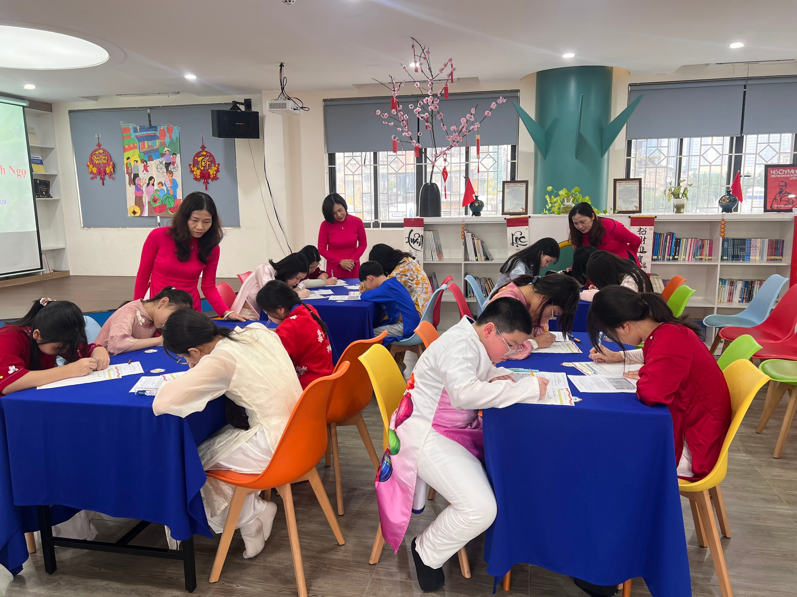 Ảnh có chứa trang phục, đồ đạc, ghế, trong nhà

Nội dung do AI tạo ra có thể không chính xác.