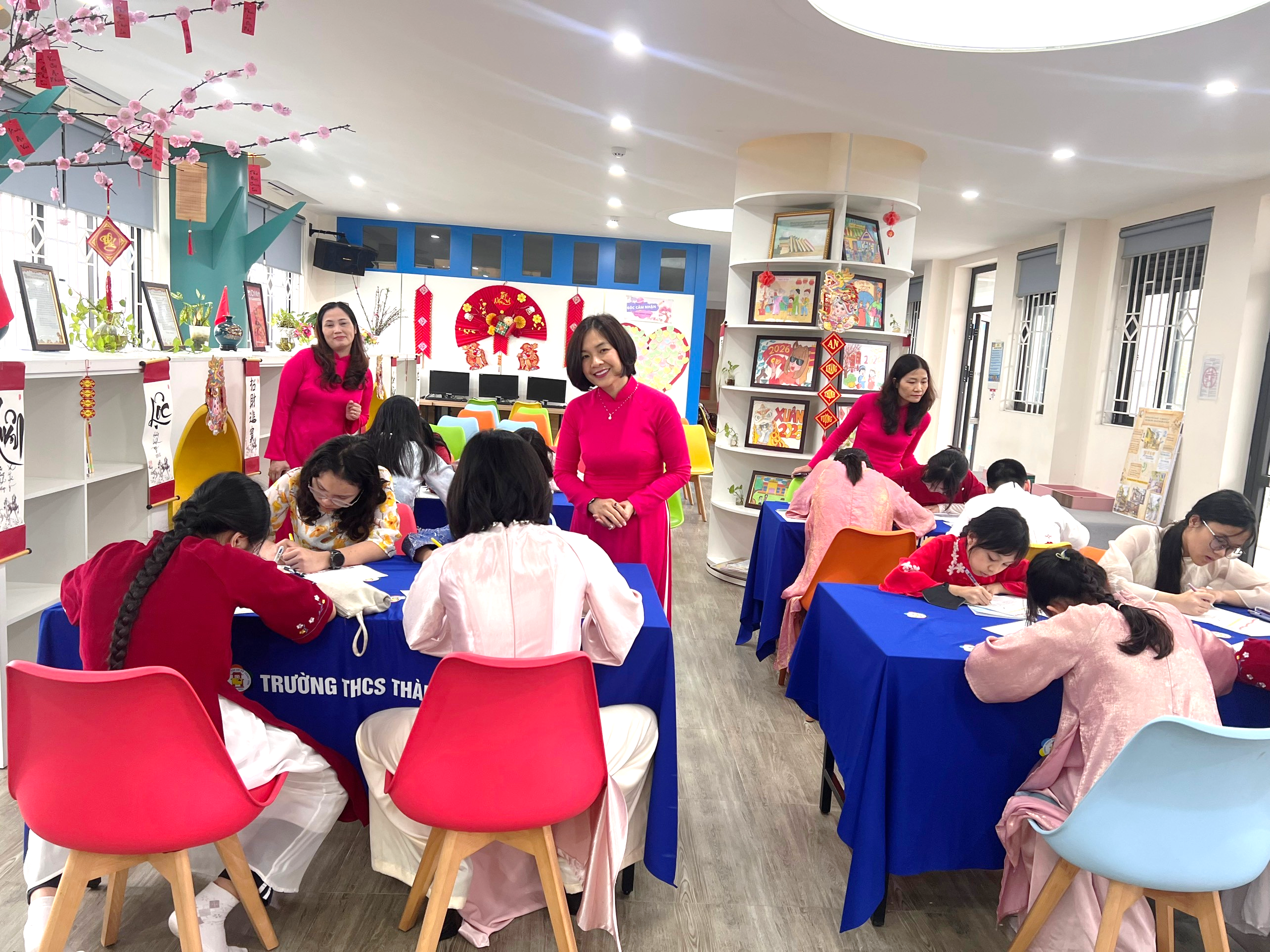 Ảnh có chứa trang phục, trong nhà, đồ đạc, bàn

Nội dung do AI tạo ra có thể không chính xác.