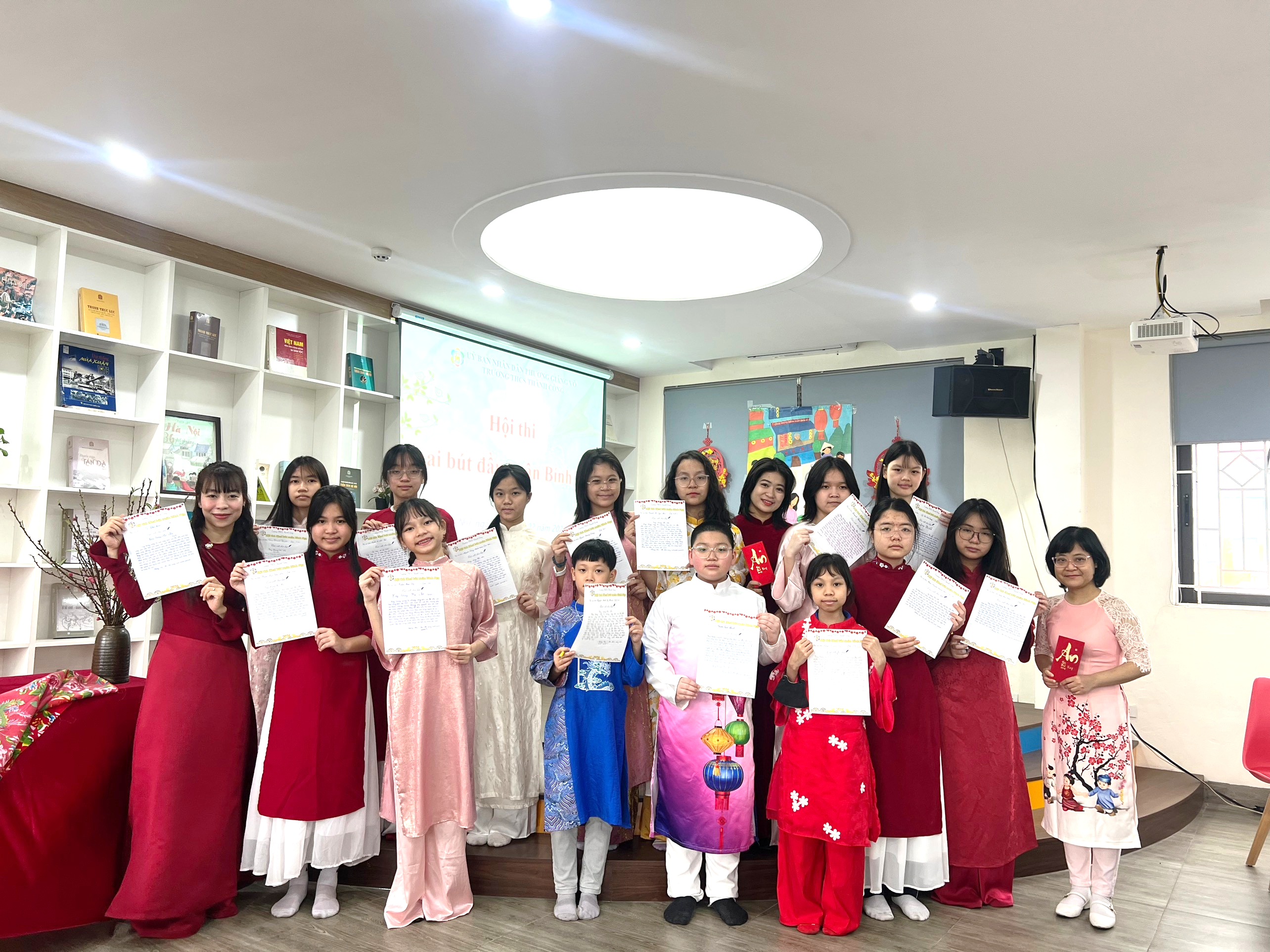 Ảnh có chứa trang phục, người, tường, trong nhà

Nội dung do AI tạo ra có thể không chính xác.