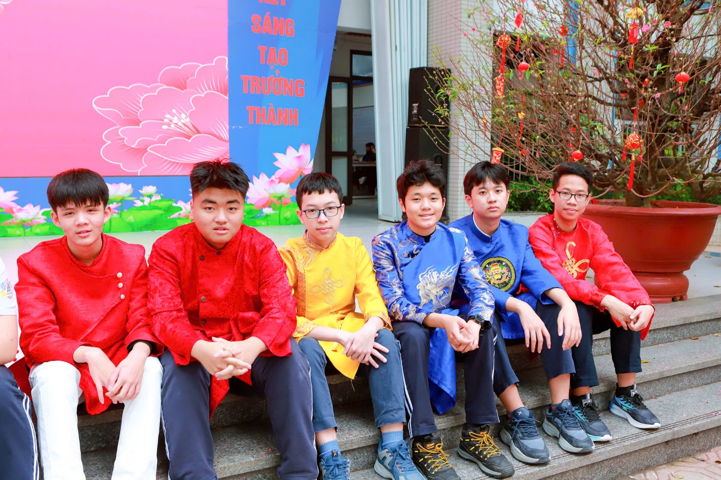 C:\Users\DELL\Downloads\Nhóm hs.jpg