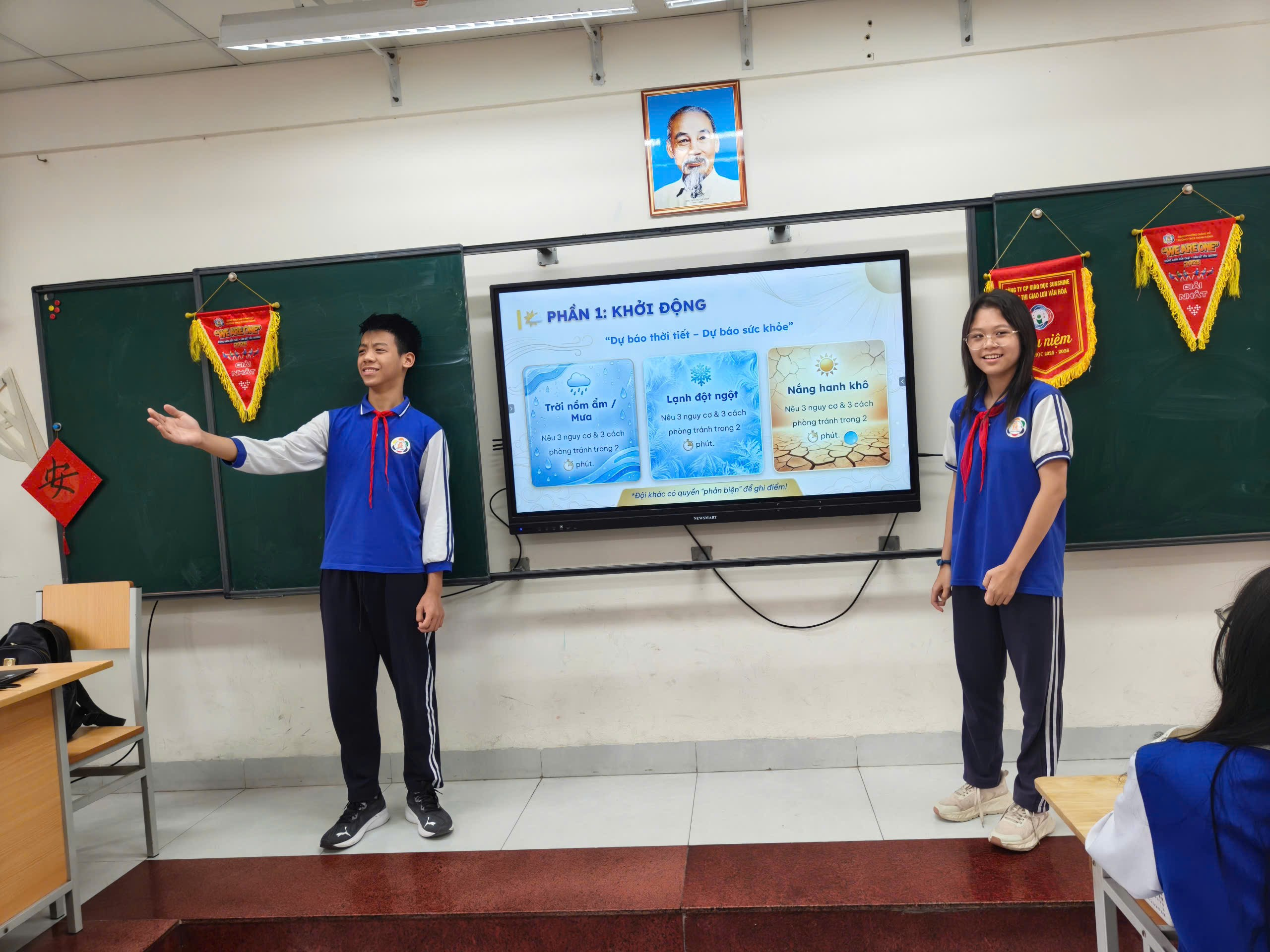 Ảnh có chứa trang phục, người, trong nhà, tường

Nội dung do AI tạo ra có thể không chính xác.