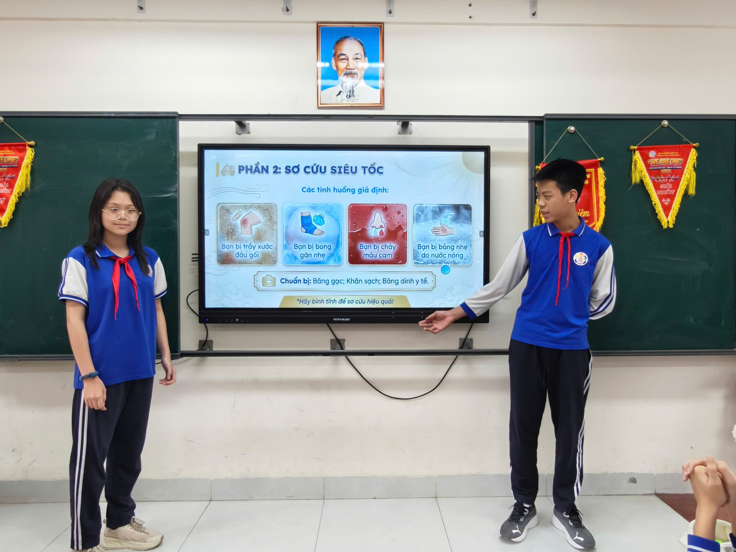 Ảnh có chứa văn bản, trang phục, người, giày dép

Nội dung do AI tạo ra có thể không chính xác.