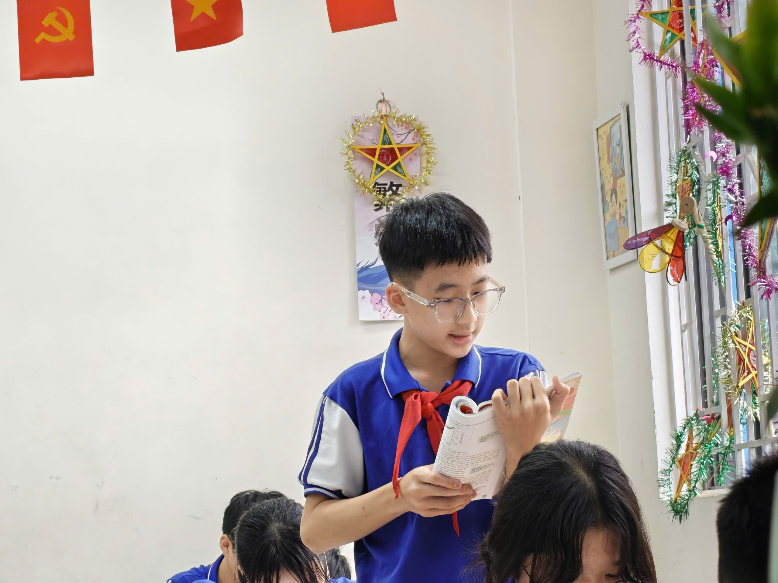 Ảnh có chứa Mặt người, người, trang phục, tường

Nội dung do AI tạo ra có thể không chính xác.