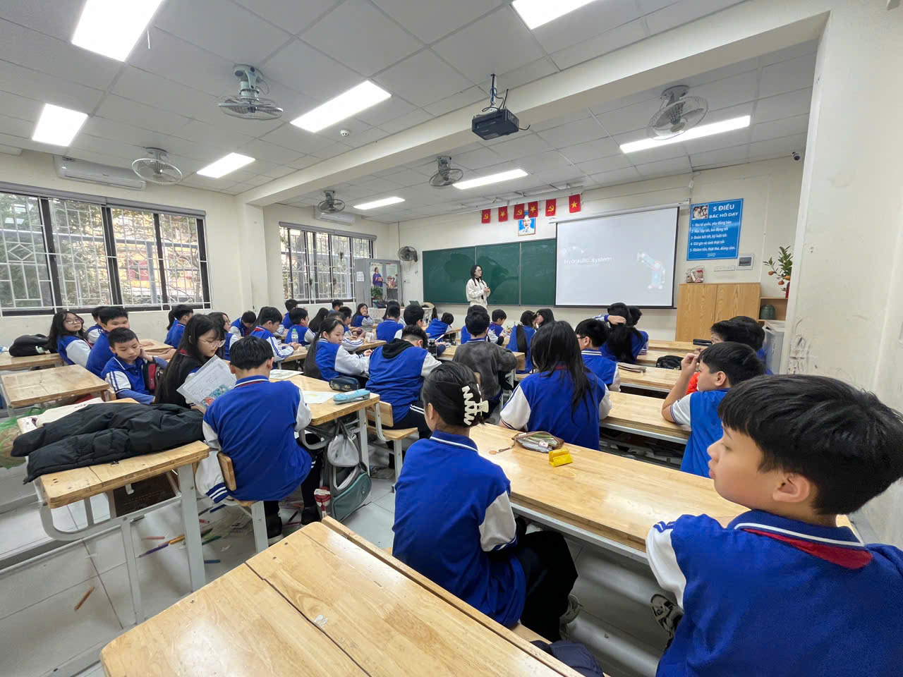 C:\Users\Nguyễn Thu Hòa\Desktop\z7484908265242_6f35820a8f366ff55dba392f6d1c4dc0.jpg