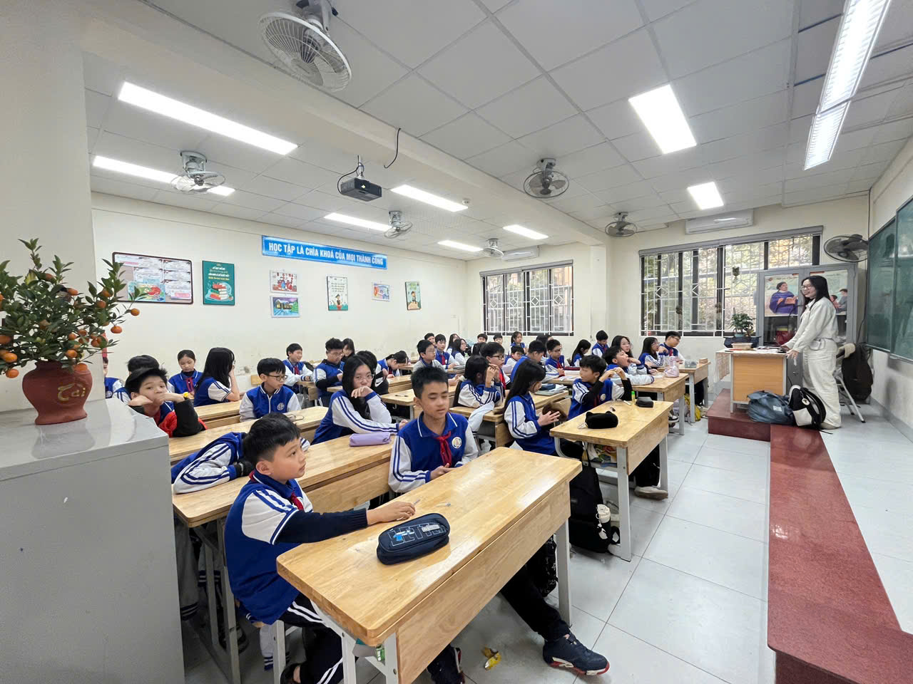 C:\Users\Nguyễn Thu Hòa\Desktop\z7484908265212_baf8ce4a871f3d8cbd36f206b5be551f.jpg