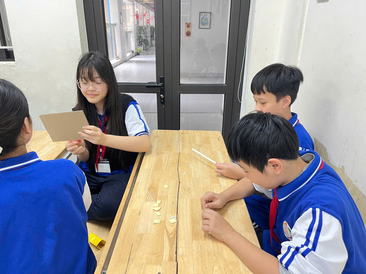 C:\Users\Nguyễn Thu Hòa\Desktop\z7484908265275_03c2bf67130c149932f501f5137047f4.jpg