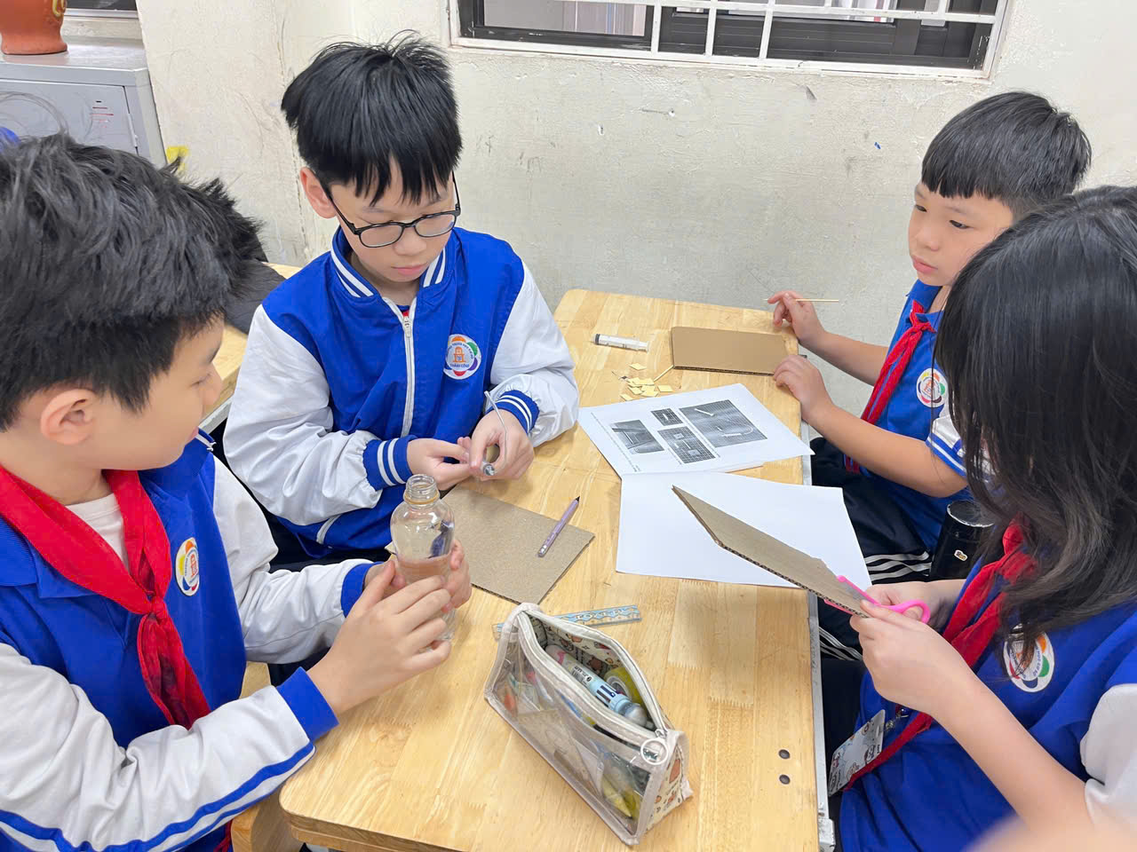 C:\Users\Nguyễn Thu Hòa\Desktop\z7484908265272_dadf82ae2ec99e10f73e3cff028f6ee0.jpg