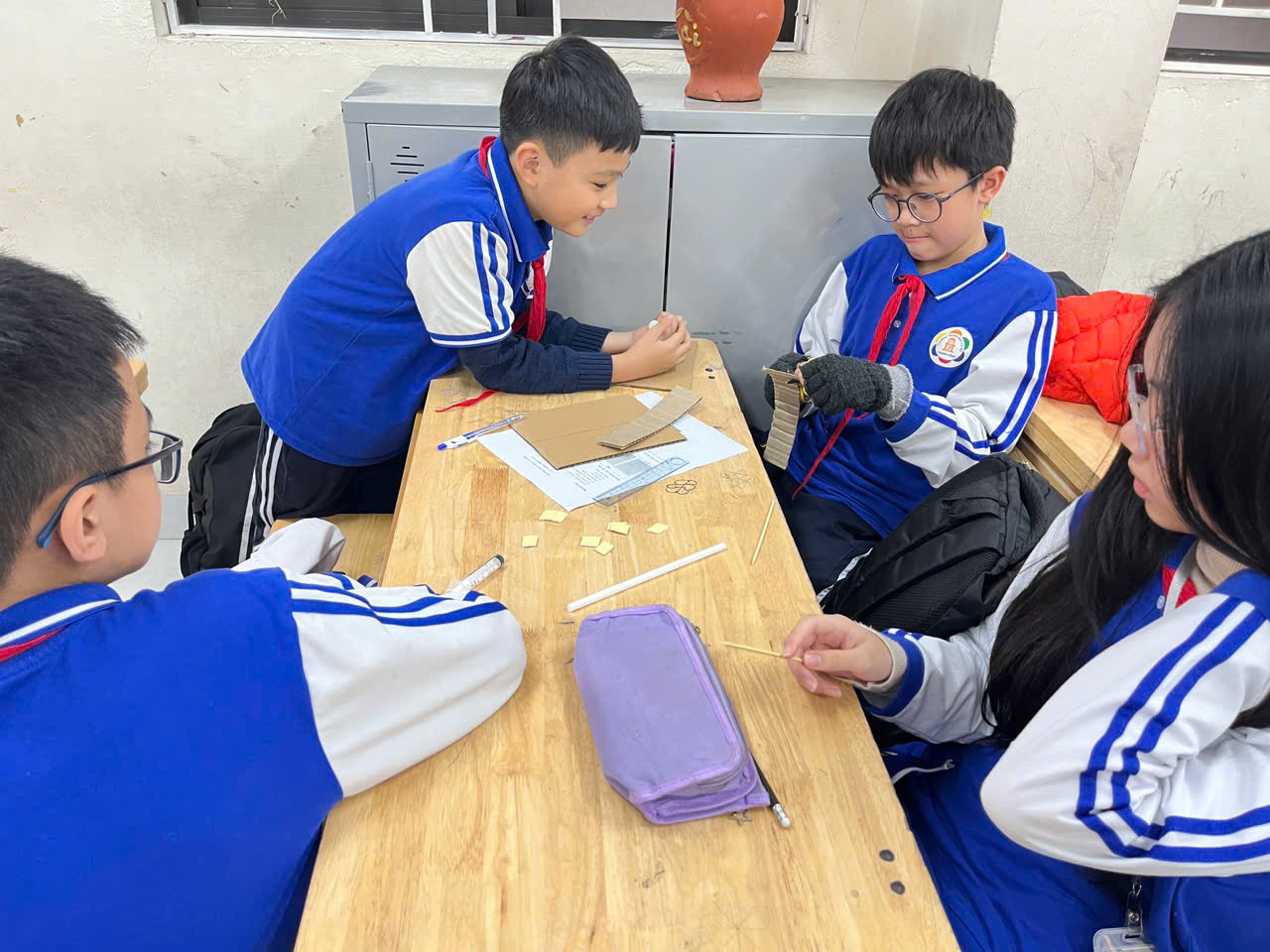 C:\Users\Nguyễn Thu Hòa\Desktop\z7484908265241_459ca1193baf15b506bd357fe55f8790.jpg