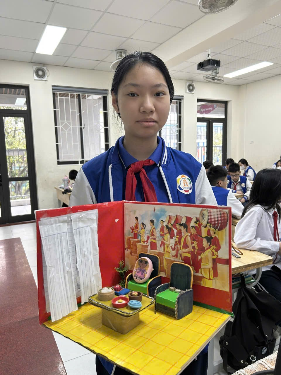 Ảnh có chứa người, trang phục, trong nhà, Mặt người

Nội dung do AI tạo ra có thể không chính xác.