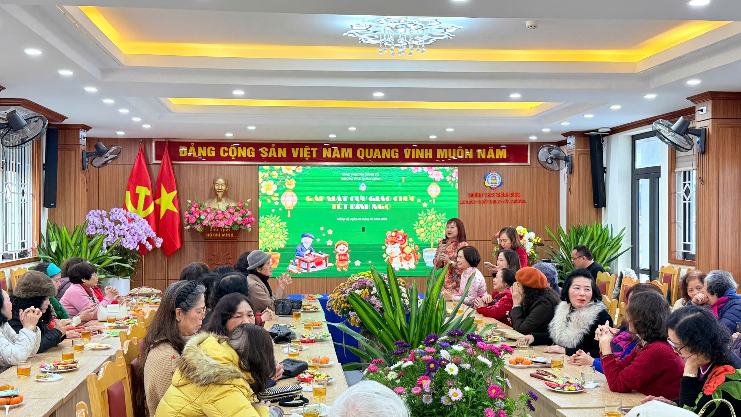 Ảnh có chứa hoa, trang phục, phụ nữ, trong nhà

Nội dung do AI tạo ra có thể không chính xác.