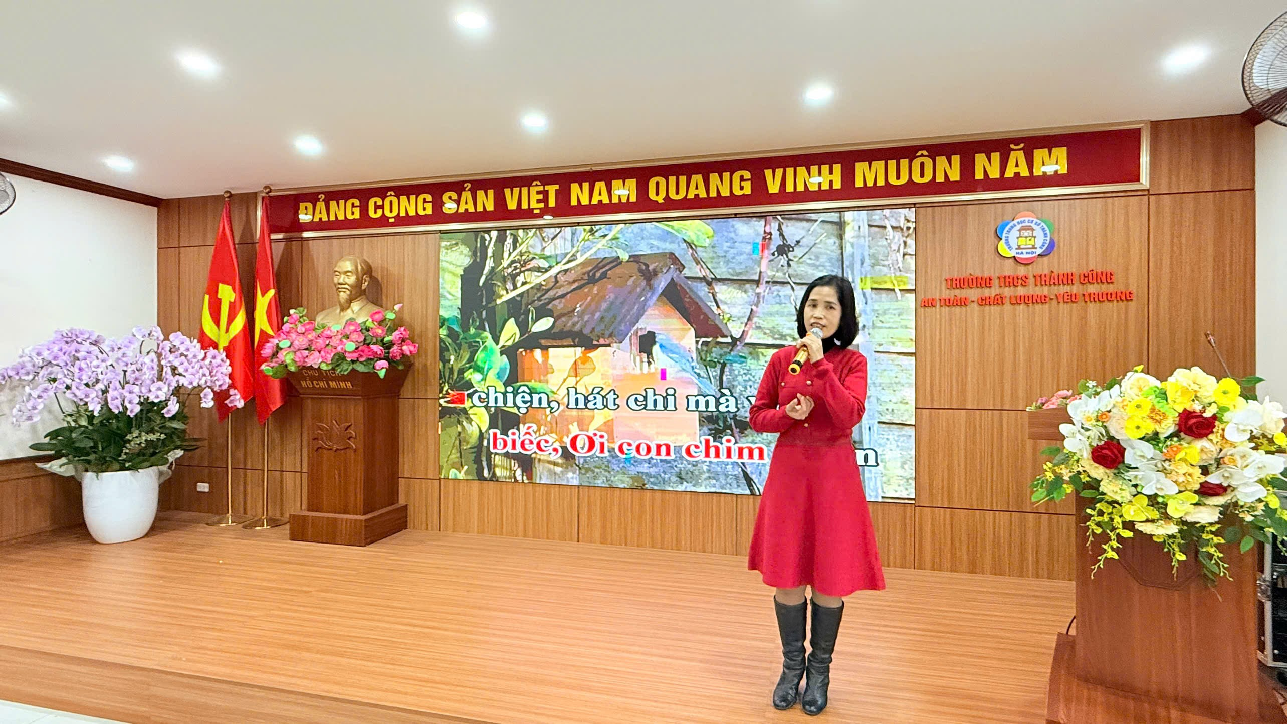 Ảnh có chứa trang phục, tường, trong nhà, văn bản

Nội dung do AI tạo ra có thể không chính xác.