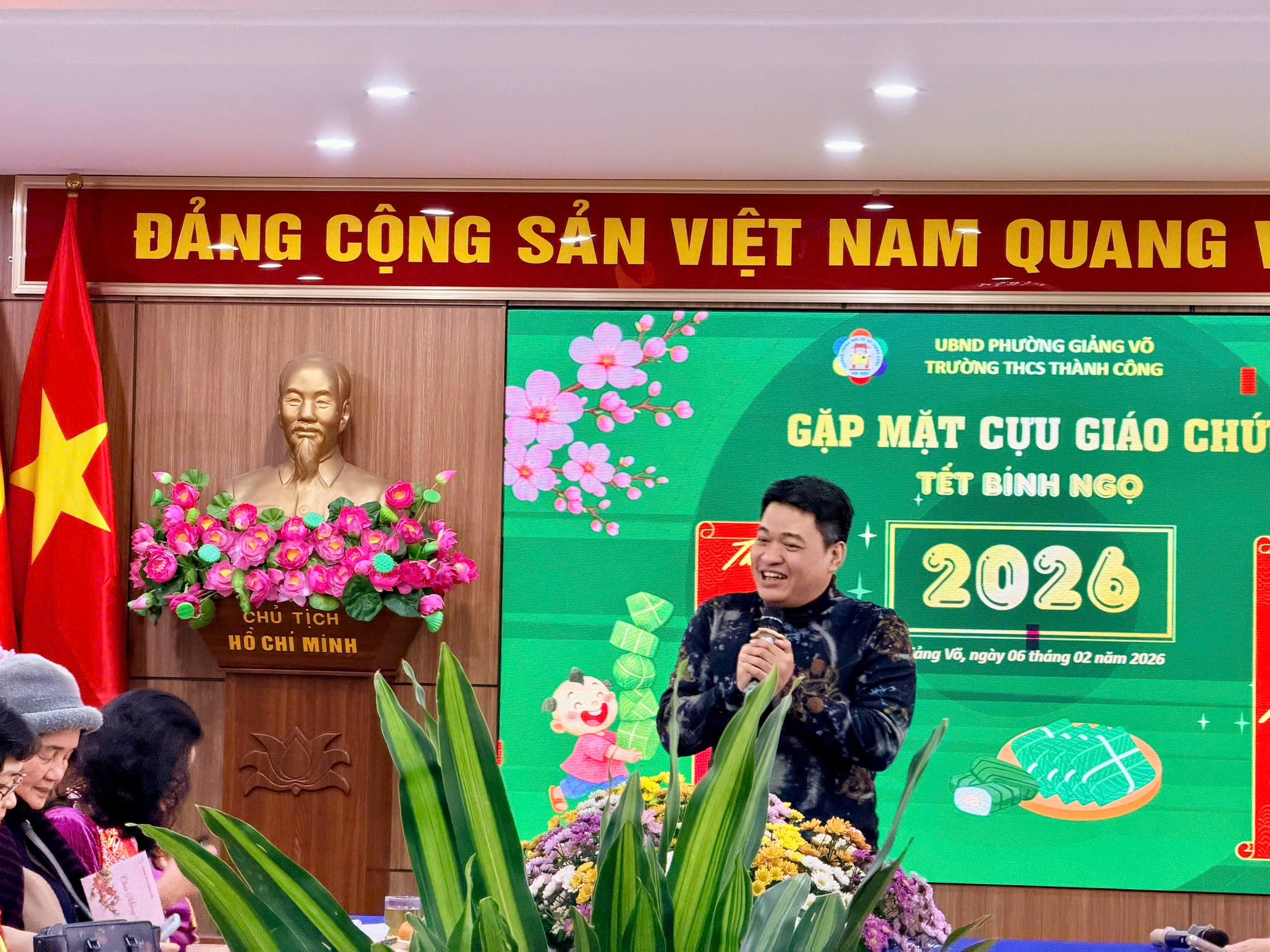 Ảnh có chứa văn bản, trang phục, Mặt người, phụ nữ

Nội dung do AI tạo ra có thể không chính xác.