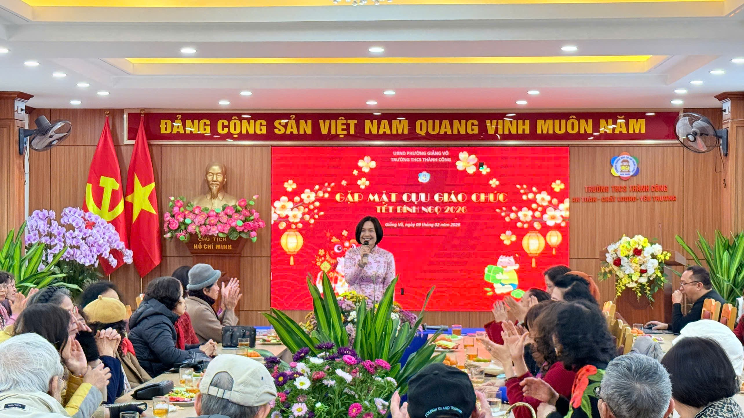 Ảnh có chứa hoa, đàn ông, trang phục, phụ nữ

Nội dung do AI tạo ra có thể không chính xác.