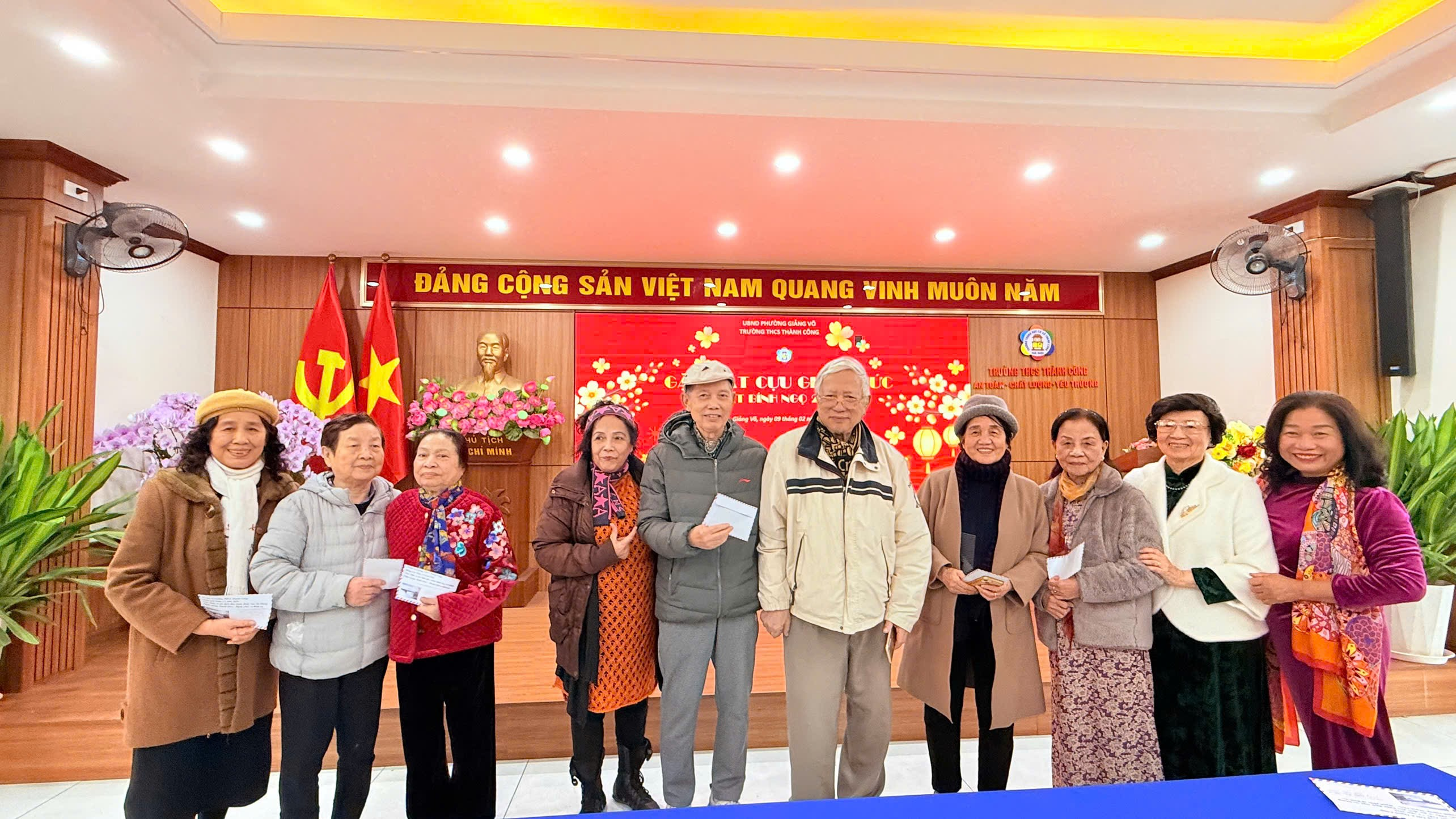 Ảnh có chứa trang phục, người, tường, trong nhà

Nội dung do AI tạo ra có thể không chính xác.