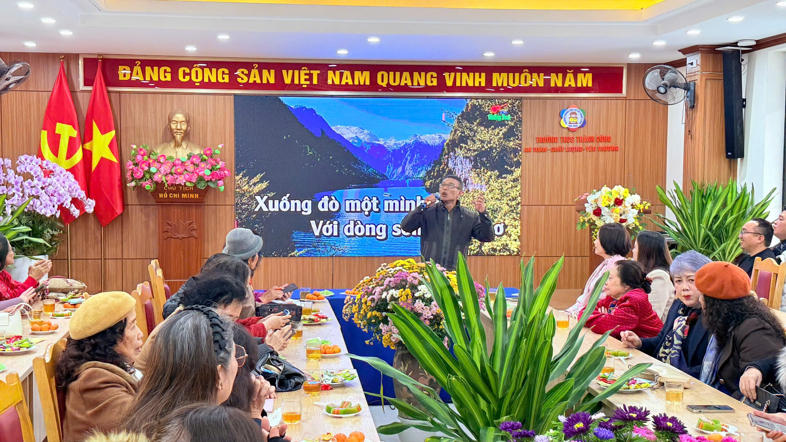 Ảnh có chứa trang phục, phụ nữ, văn bản, bàn

Nội dung do AI tạo ra có thể không chính xác.