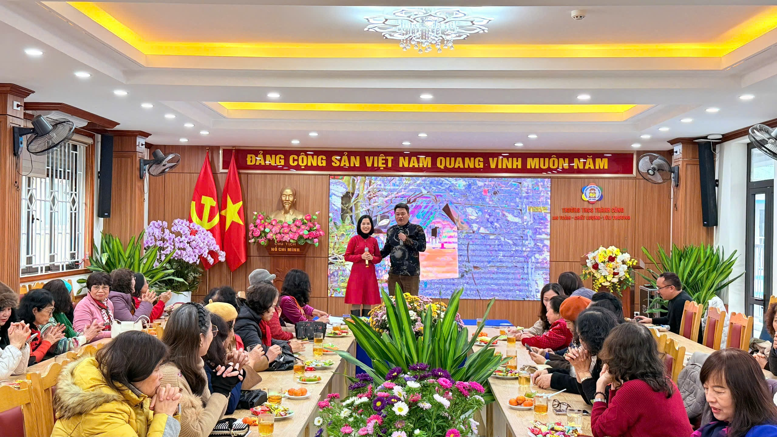 Ảnh có chứa trang phục, phụ nữ, trong nhà, người

Nội dung do AI tạo ra có thể không chính xác.