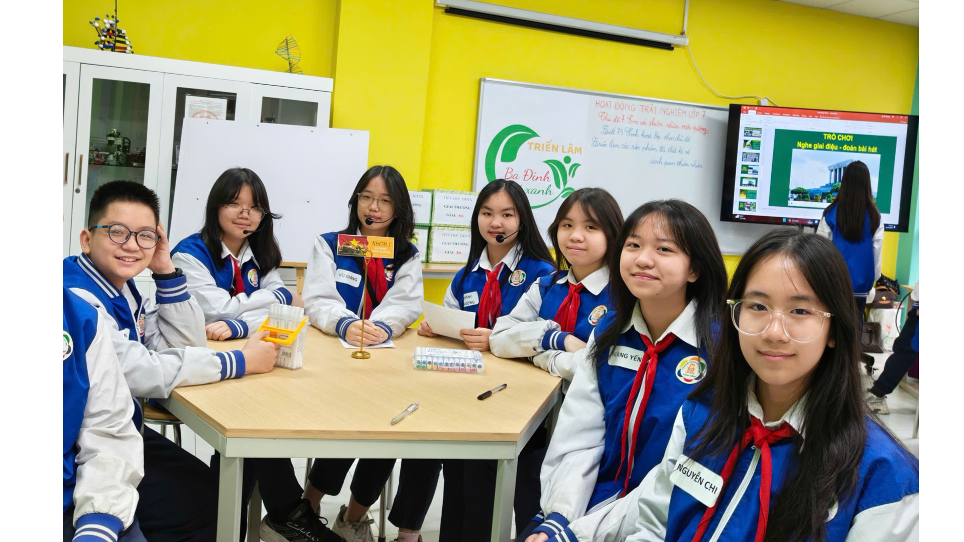 Ảnh có chứa người, trang phục, cười, Mặt người

Nội dung do AI tạo ra có thể không chính xác.