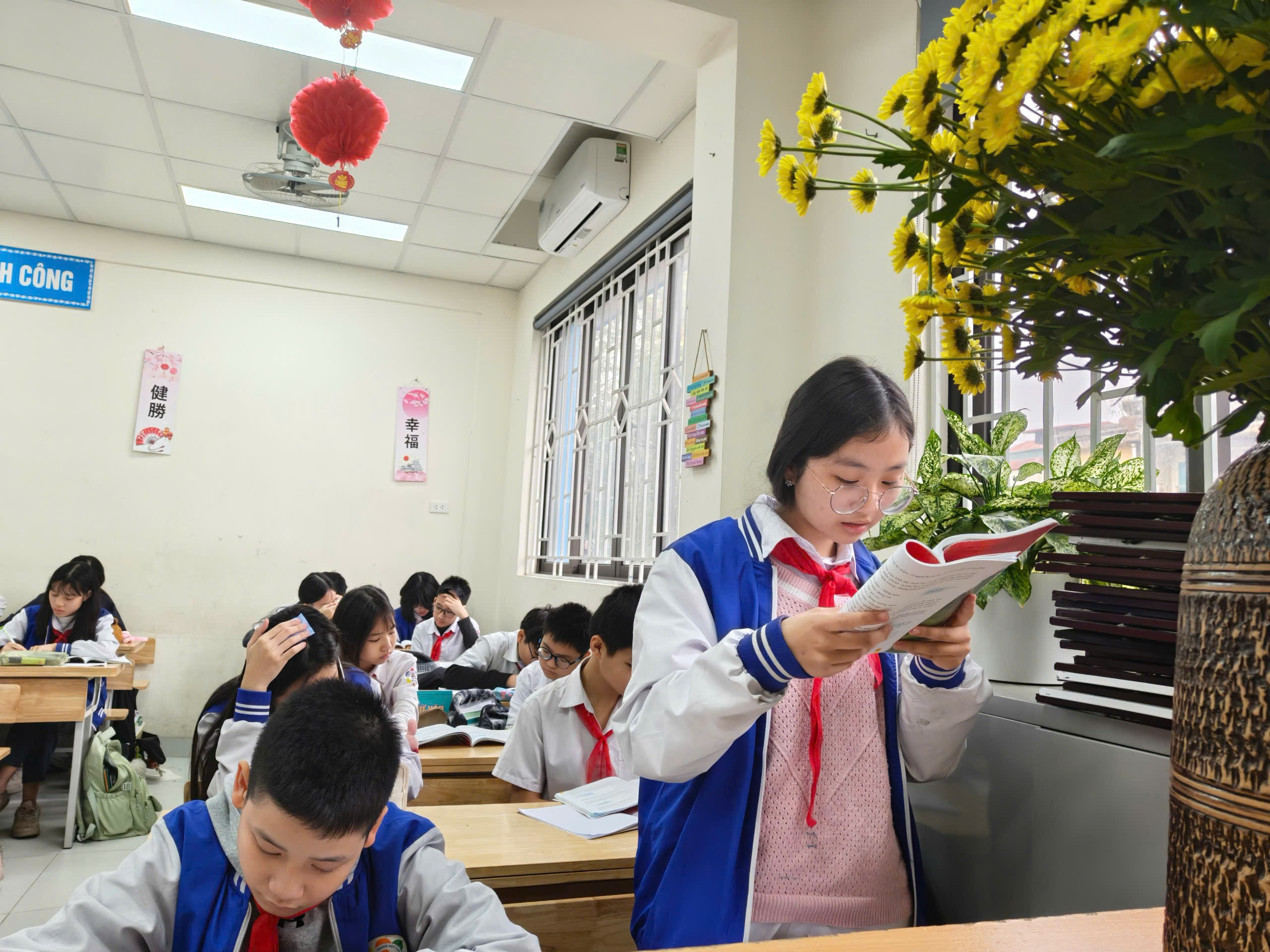 Ảnh có chứa trang phục, người, trong nhà, tường

Nội dung do AI tạo ra có thể không chính xác.