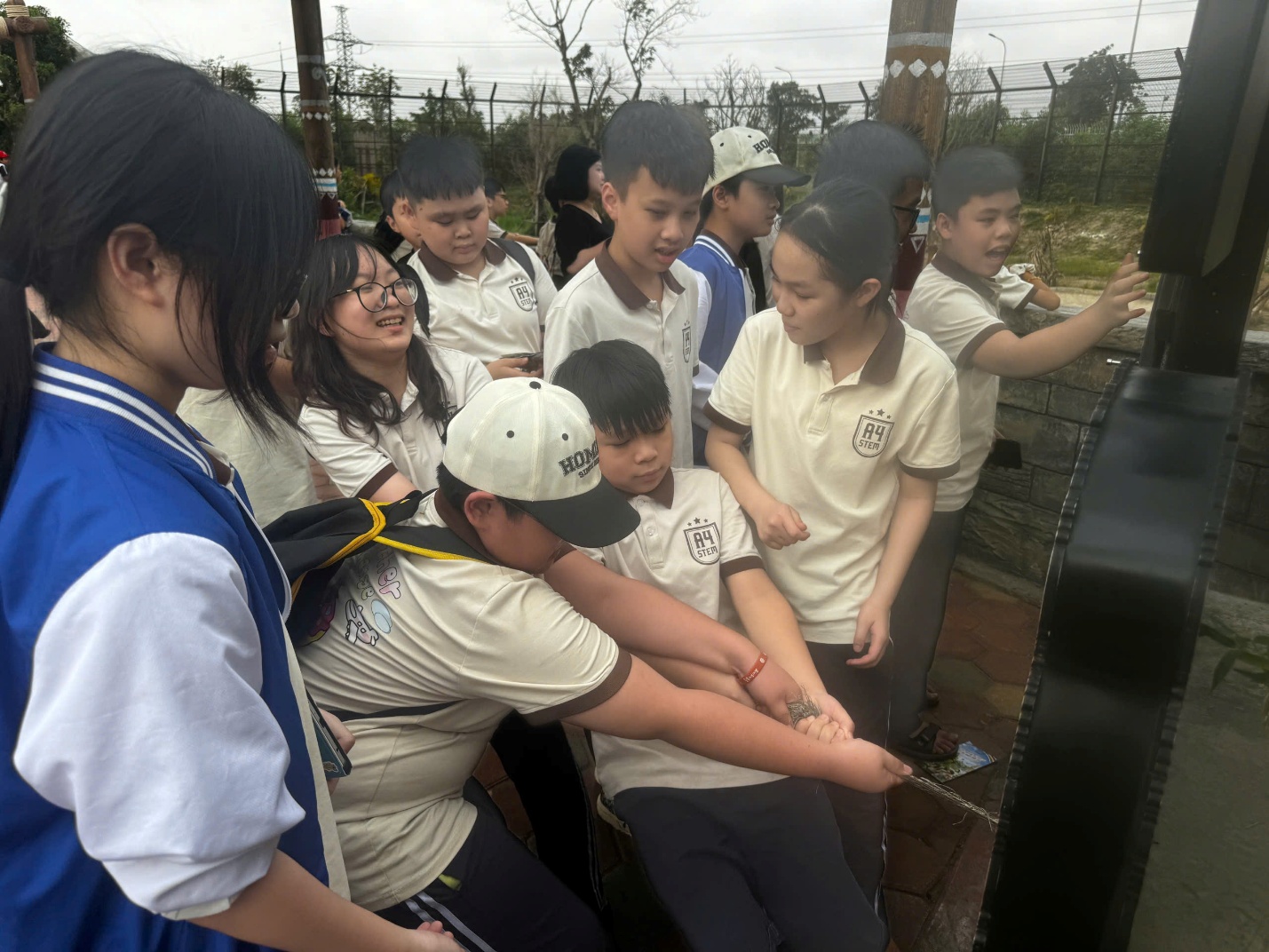 C:\Users\Nguyễn Thu Hòa\Desktop\z7658702485416_4e65bc2943cf00c642f8a6c4cab69e9d.jpg