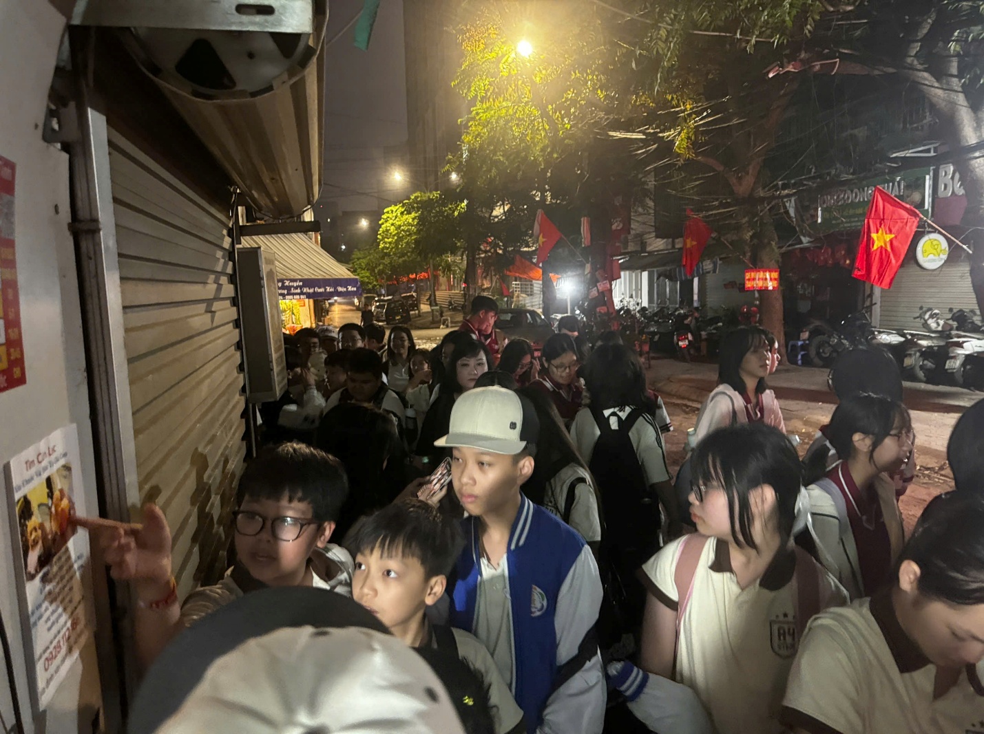 C:\Users\Nguyễn Thu Hòa\Desktop\z7658339288938_c8ac17dcfb39656860ac672e83152f63.jpg