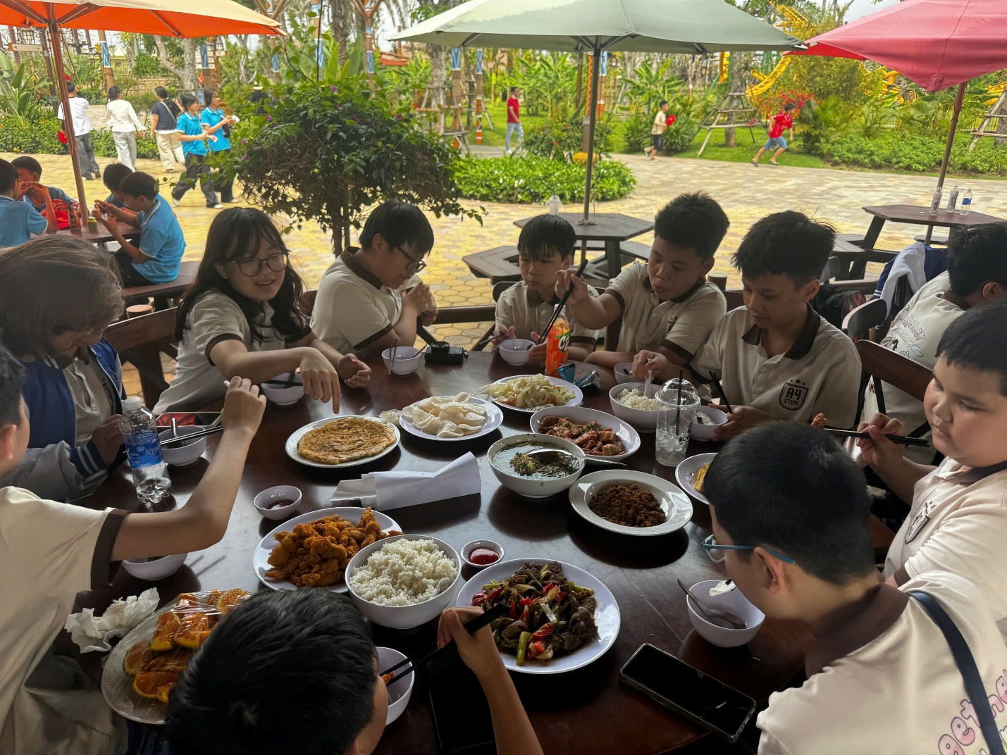 C:\Users\Nguyễn Thu Hòa\Desktop\z7659485354167_abeec90df0f531bf5a9cb28a54b6df33.jpg