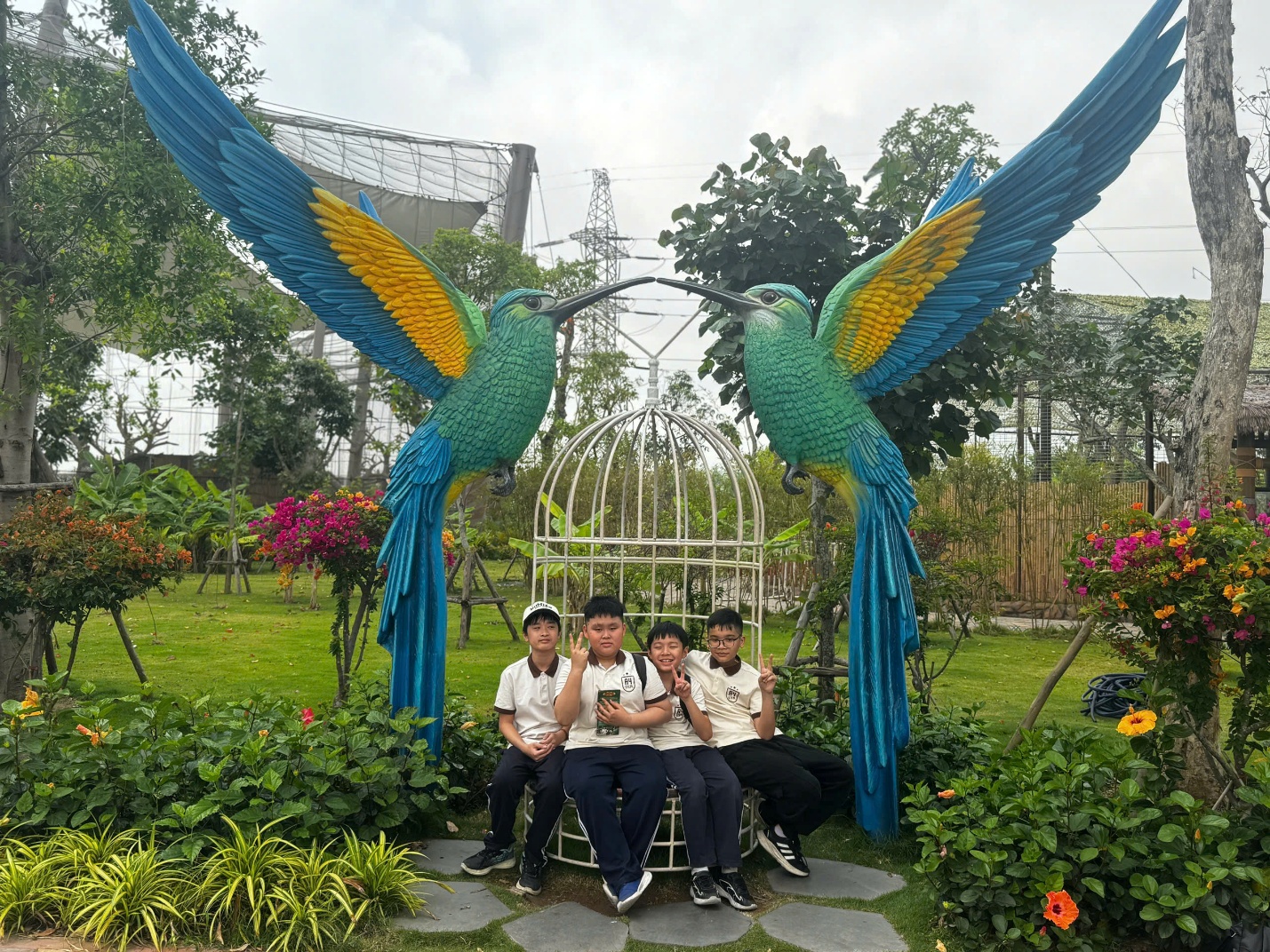 C:\Users\Nguyễn Thu Hòa\Desktop\z7659543556245_231938093c080bddb4aac6c3541b31f3.jpg