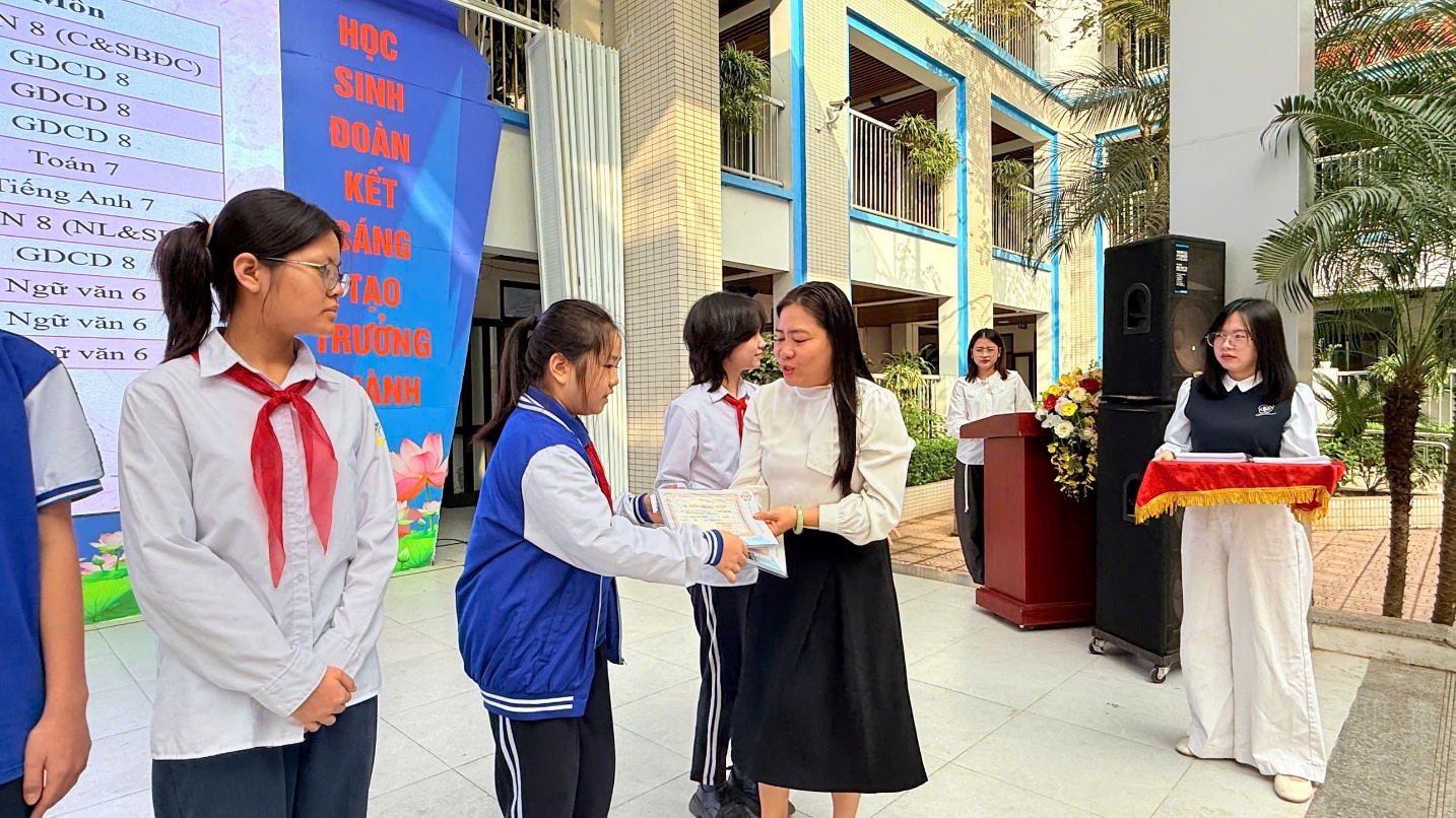 C:\Users\Nguyễn Thu Hòa\Desktop\z7599053857702_cfb1321fd8f5ae4b30d39cea2c8278f5.jpg