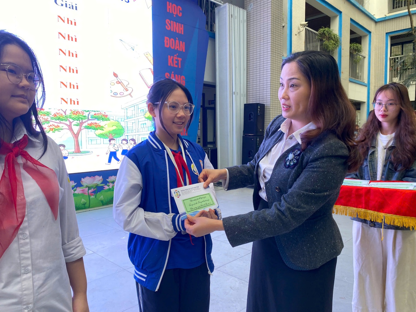 C:\Users\Nguyễn Thu Hòa\Desktop\z7601346703554_83ad868a7aeaca0b68d2cdcb4999167a.jpg