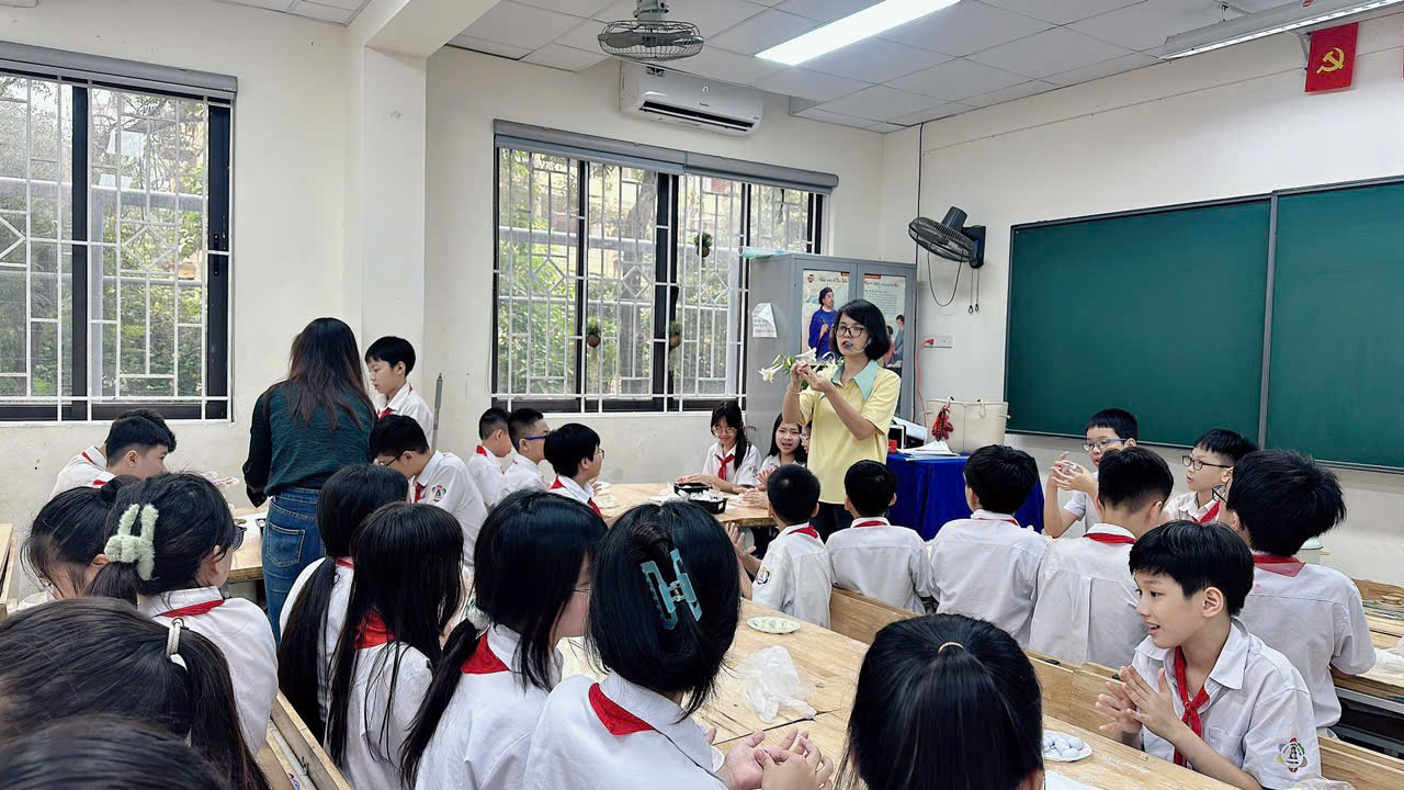 C:\Users\Nguyễn Thu Hòa\Downloads\z7735867710506_652e39882810d9d9f0c6c4ba6d8c6cbd.jpg