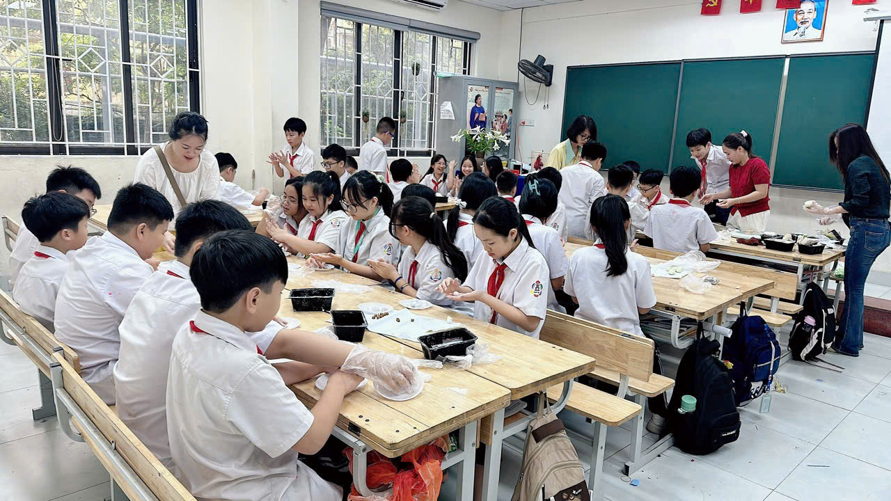 C:\Users\Nguyễn Thu Hòa\Downloads\z7735867796595_db98771660f7763fd06274c3b02f4b83.jpg