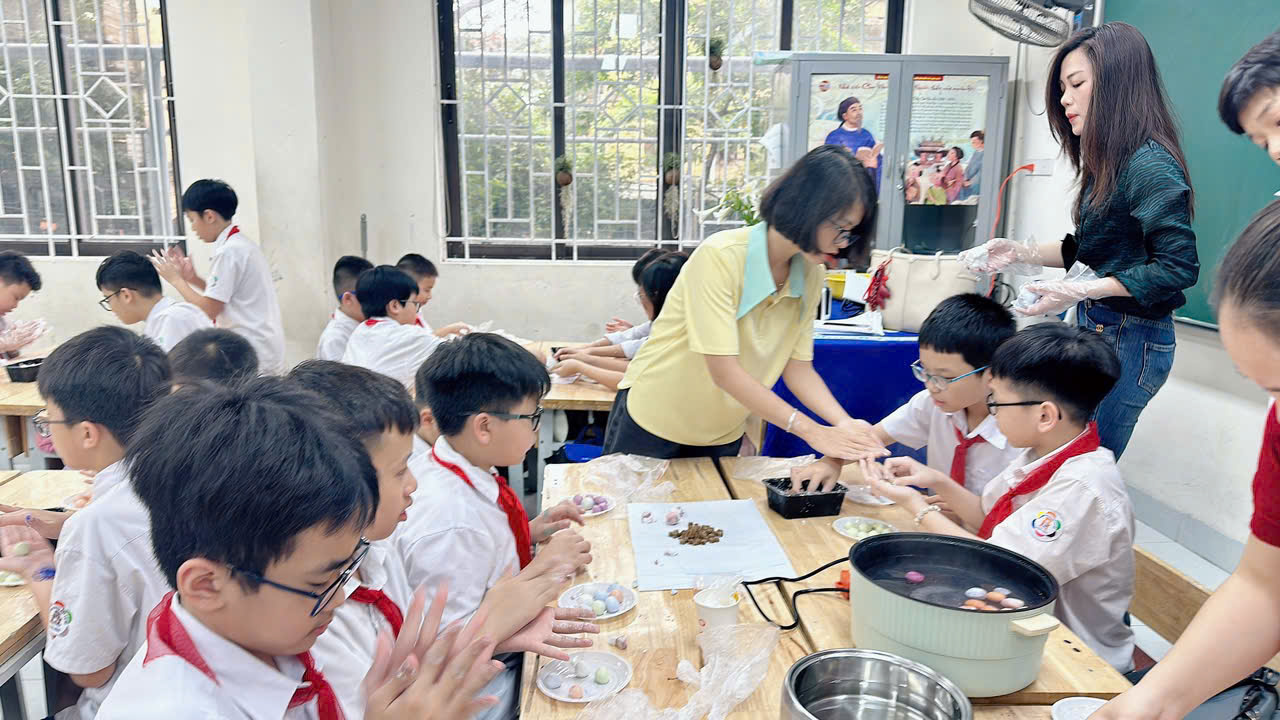 C:\Users\Nguyễn Thu Hòa\Downloads\z7735867983847_e39c4d0c3063569a8d460e1e524a8ea9.jpg