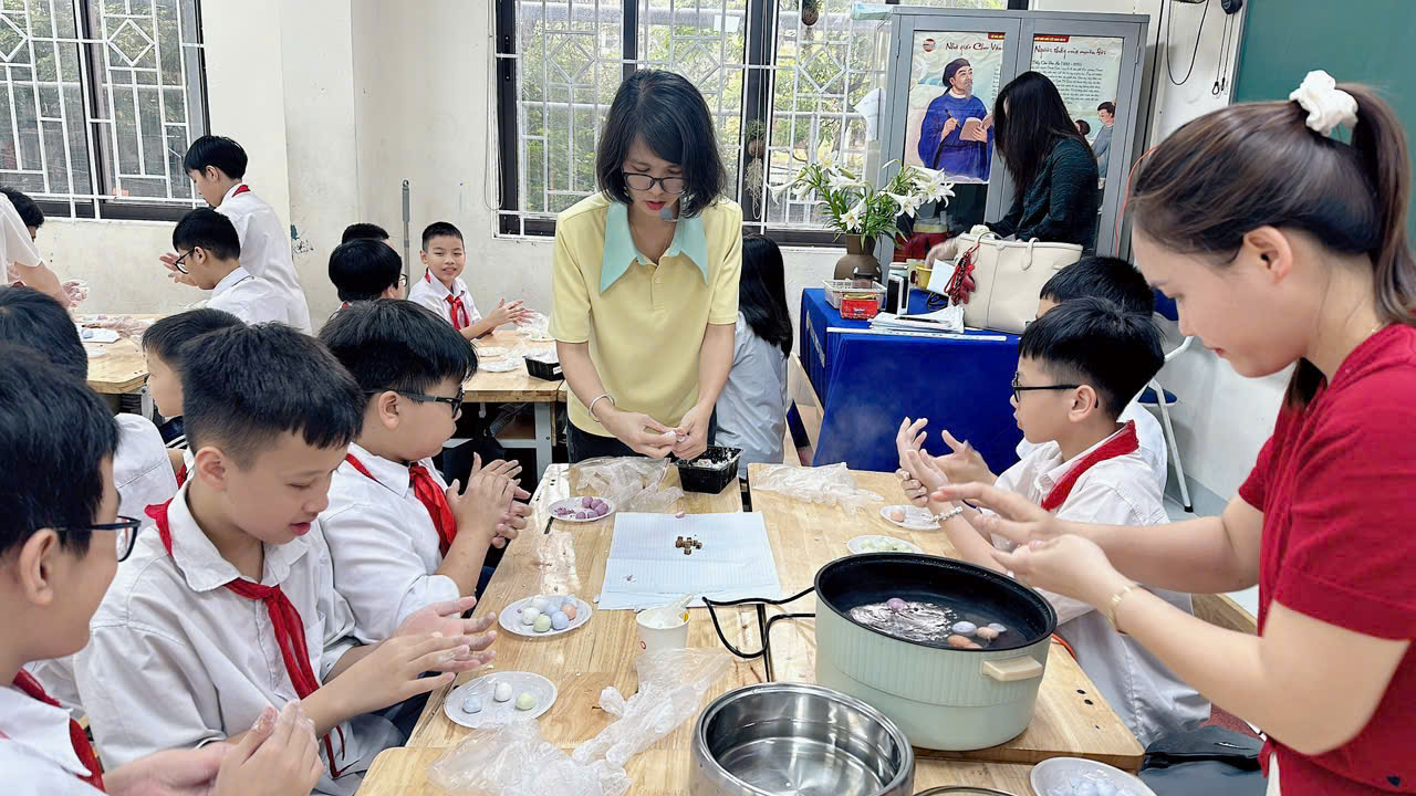 C:\Users\Nguyễn Thu Hòa\Downloads\z7735867908809_6867f4dabc3f010b02bd530de8d1925d.jpg