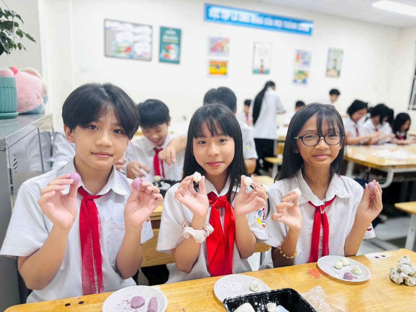 C:\Users\Nguyễn Thu Hòa\Downloads\z7735867898927_e5dc550f7960e58487c7c6e11503c10d.jpg