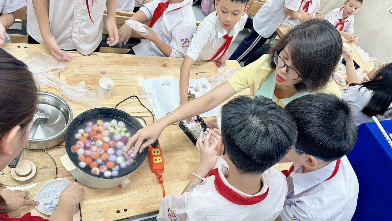 C:\Users\Nguyễn Thu Hòa\Downloads\z7735867907515_61920e006b73a8d2336cb55a8bb3b876.jpg