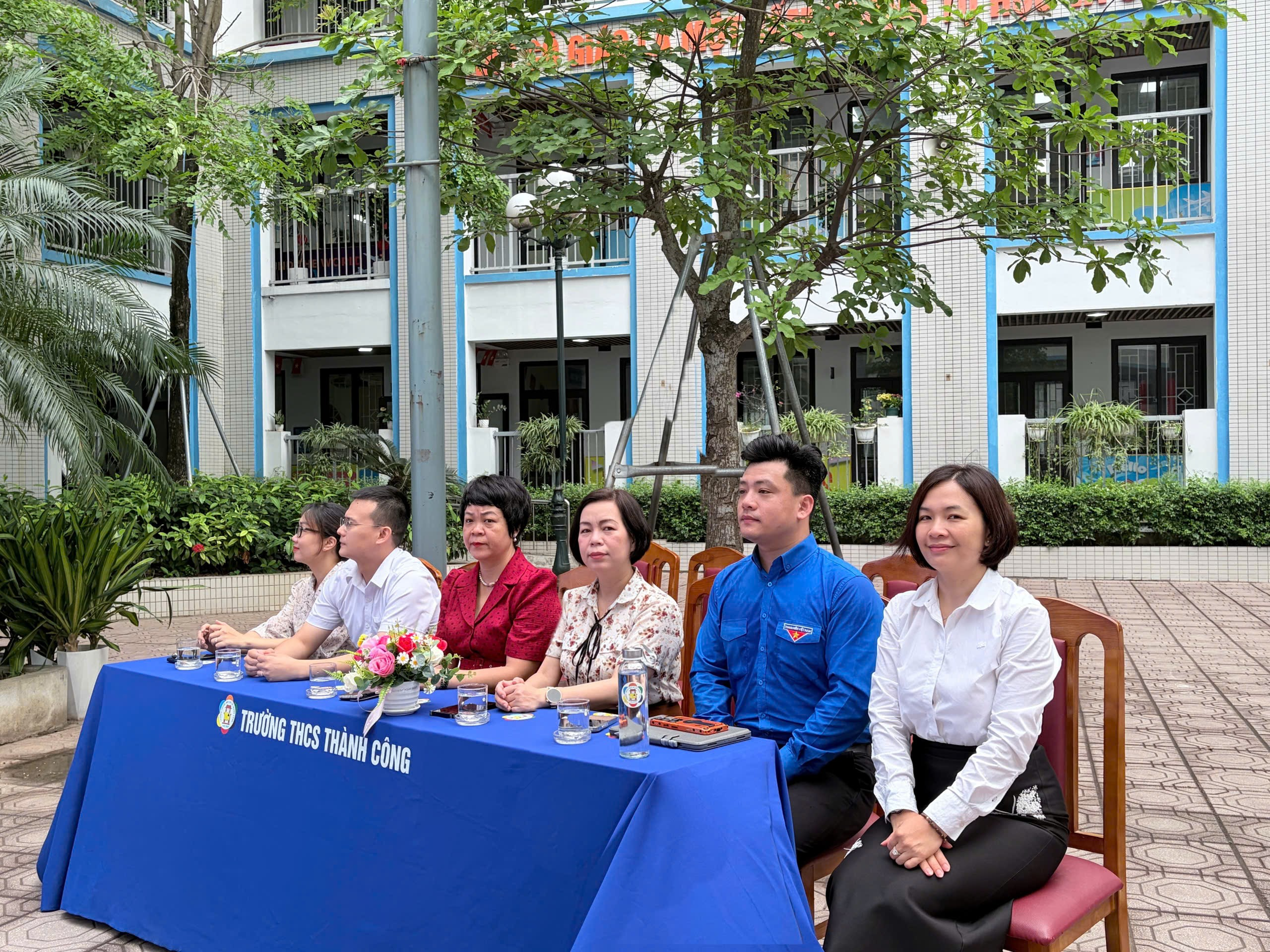 A group of people sitting at a table

AI-generated content may be incorrect.