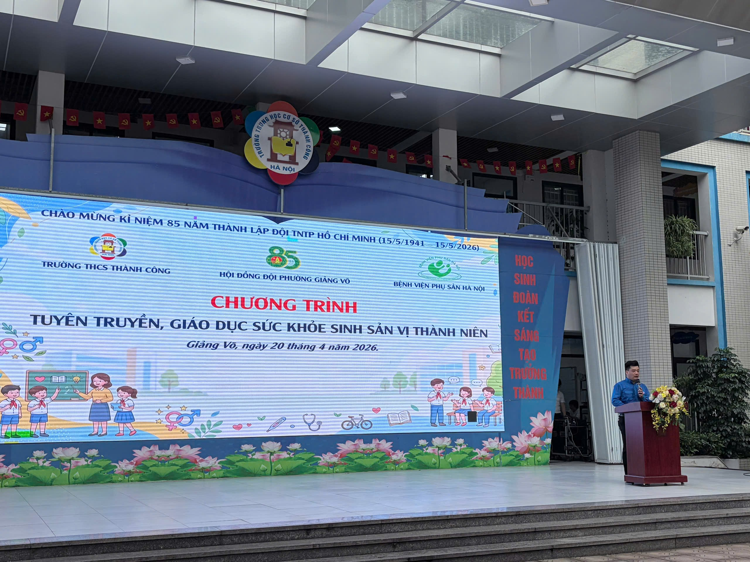 A person standing in front of a large screen

AI-generated content may be incorrect.