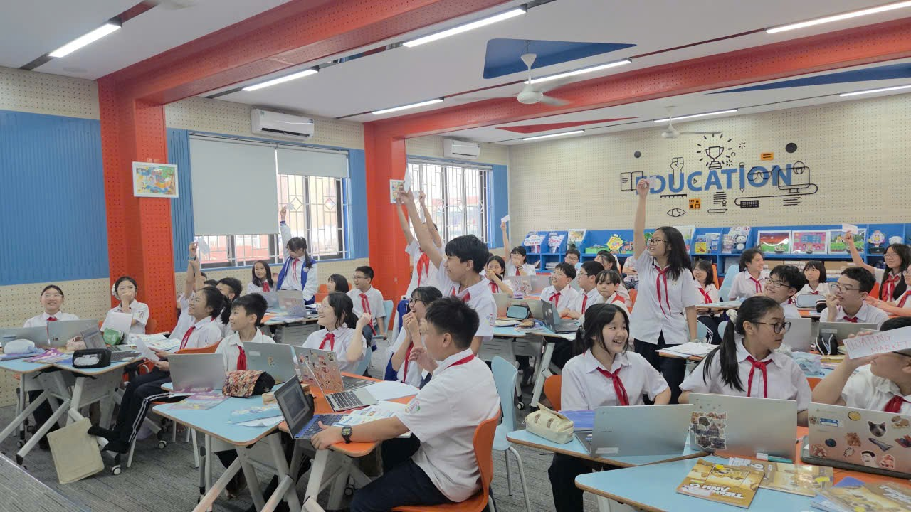 A group of students in a classroom

Description automatically generated