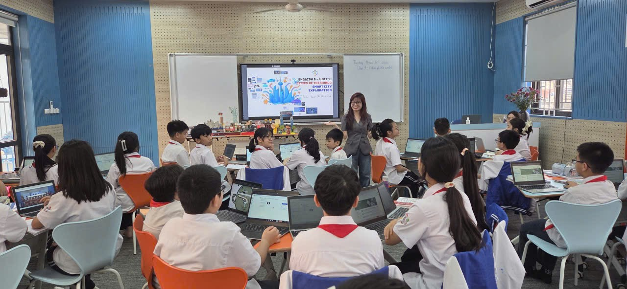 A group of children in a classroom

Description automatically generated