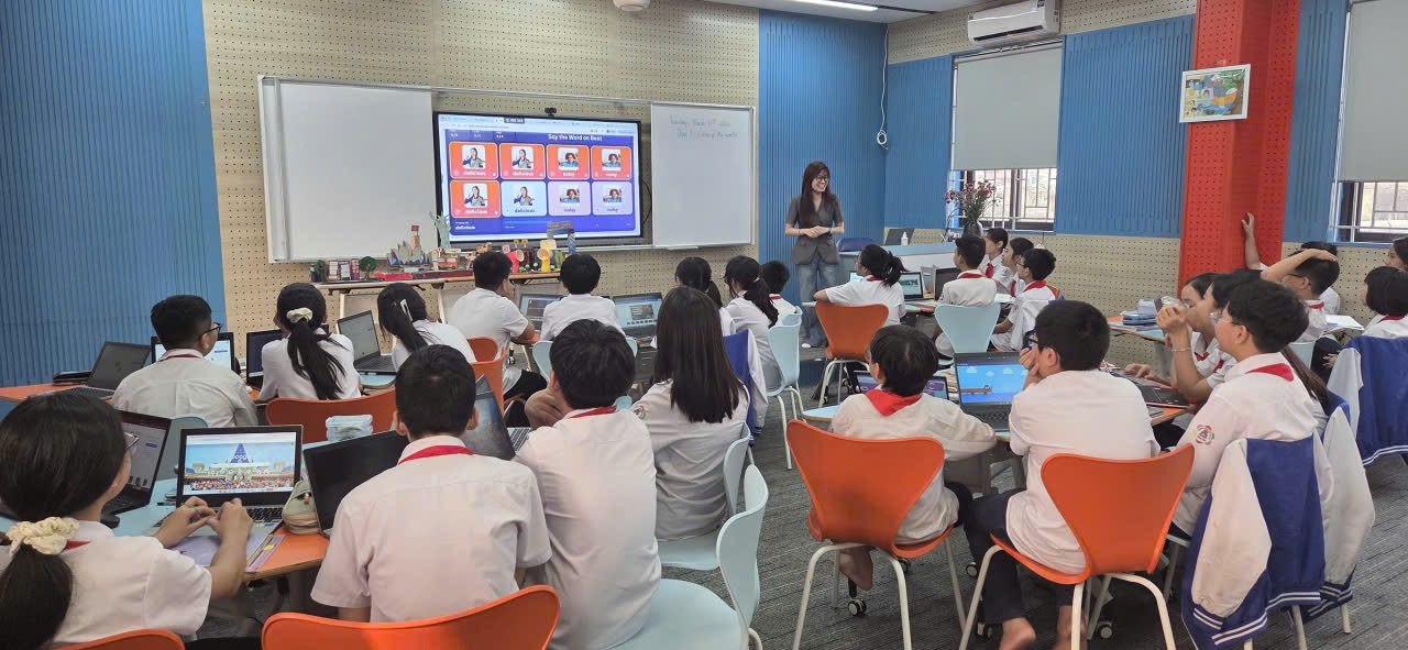 A group of students in a classroom

Description automatically generated