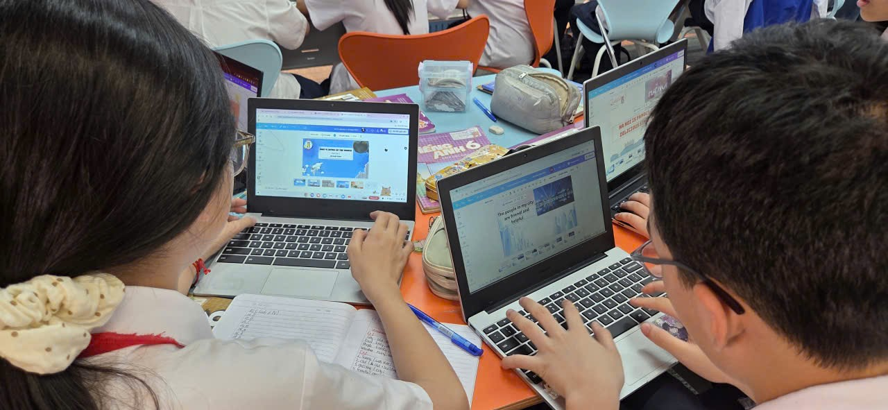 A group of people using laptops

Description automatically generated