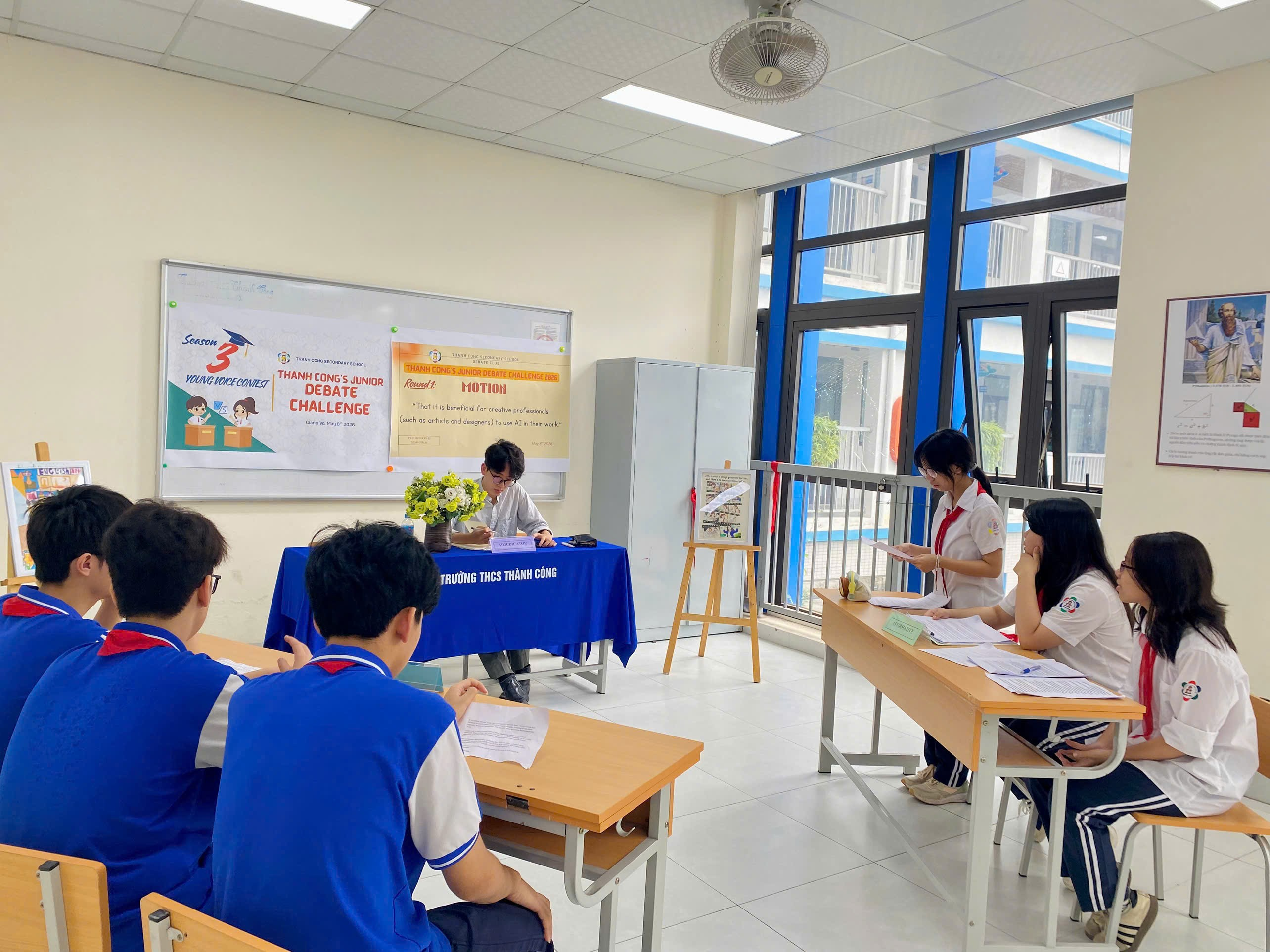 A group of people sitting at desks in a classroom

Description automatically generated