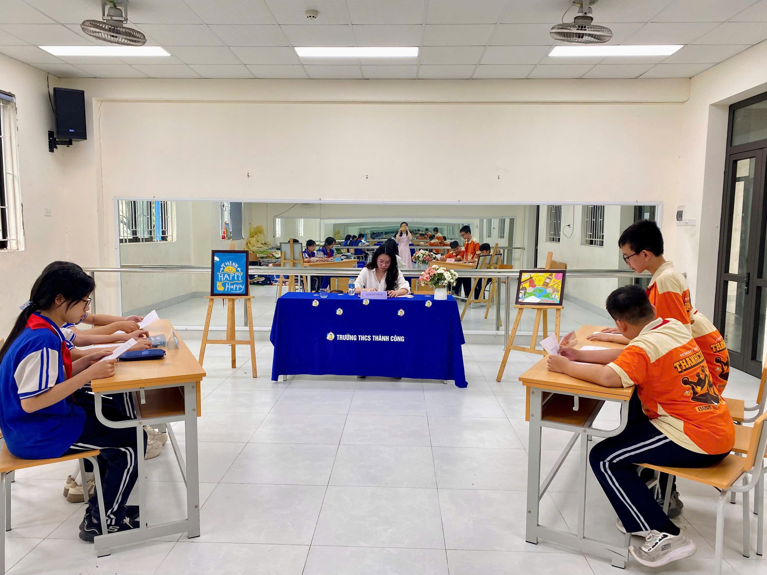 A group of kids sitting at desks in a classroom

Description automatically generated