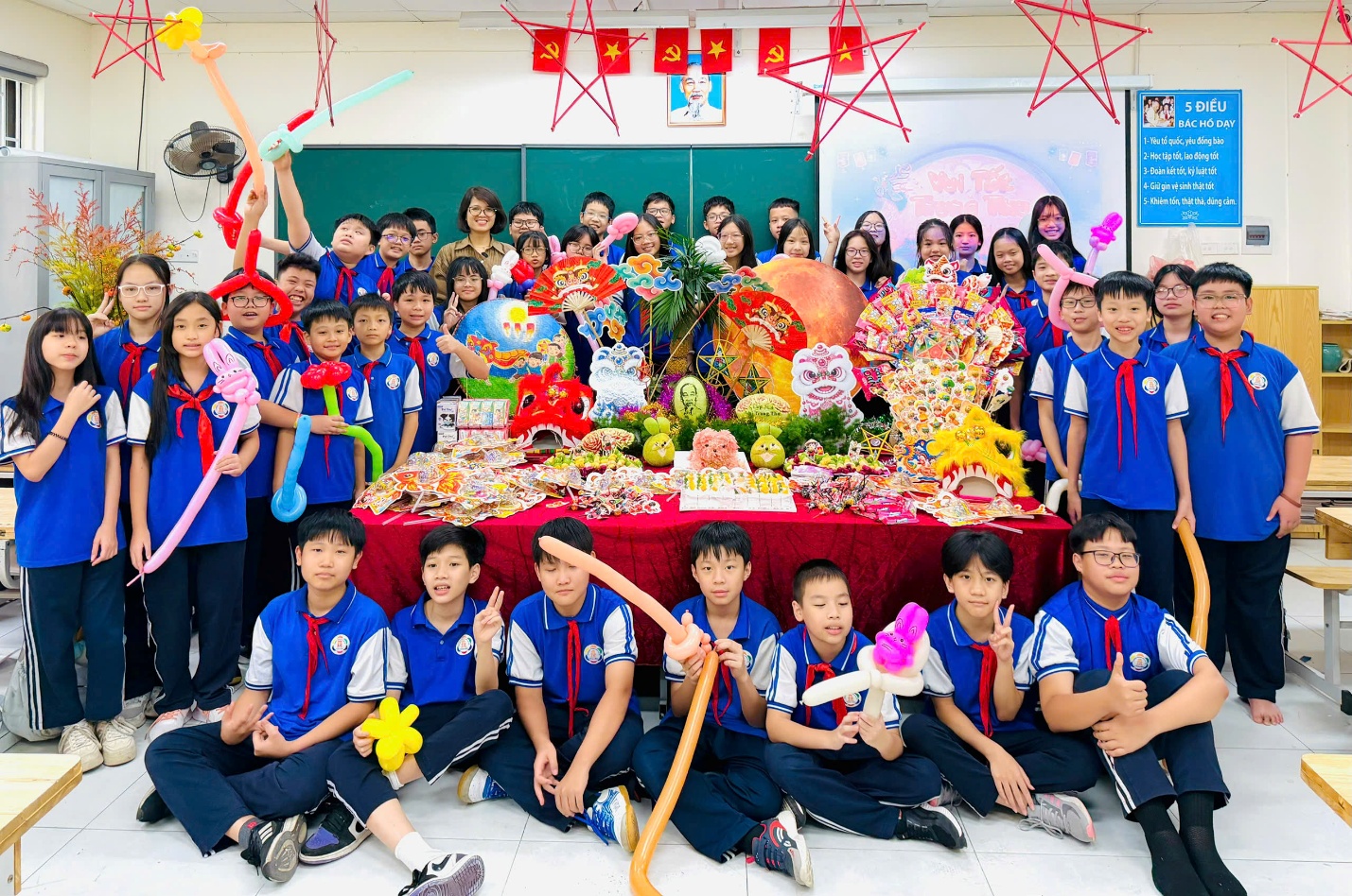 C:\Users\Nguyễn Thu Hòa\Desktop\1790340427480_1863028109638595646_5726923816974287518_c09264817c991af4d18f5769d7445800.jpg