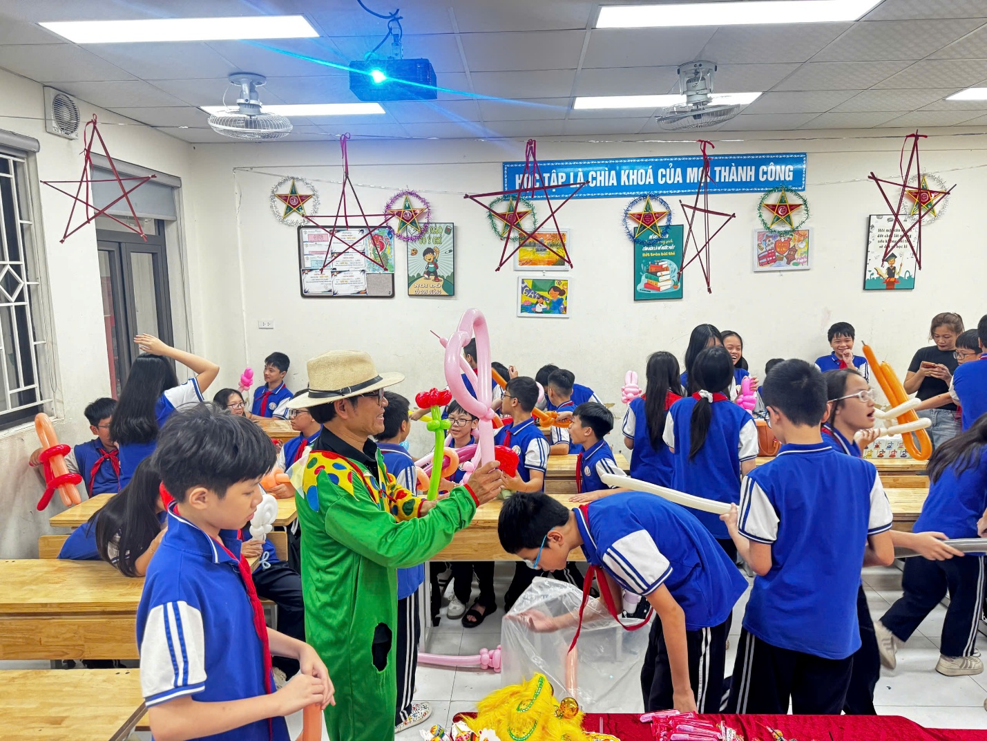 C:\Users\Nguyễn Thu Hòa\Desktop\1790340427583_1863028109638595646_5726923816974287518_4d29fdac75367b12ee8bb4412abb9334.jpg