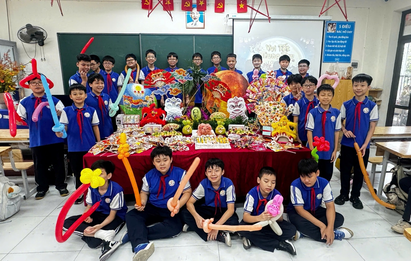 C:\Users\Nguyễn Thu Hòa\Desktop\1790340596166_1863028109638595646_5726923816974287518_18b6c9aecaeb018583d92b7453c966a2.jpg